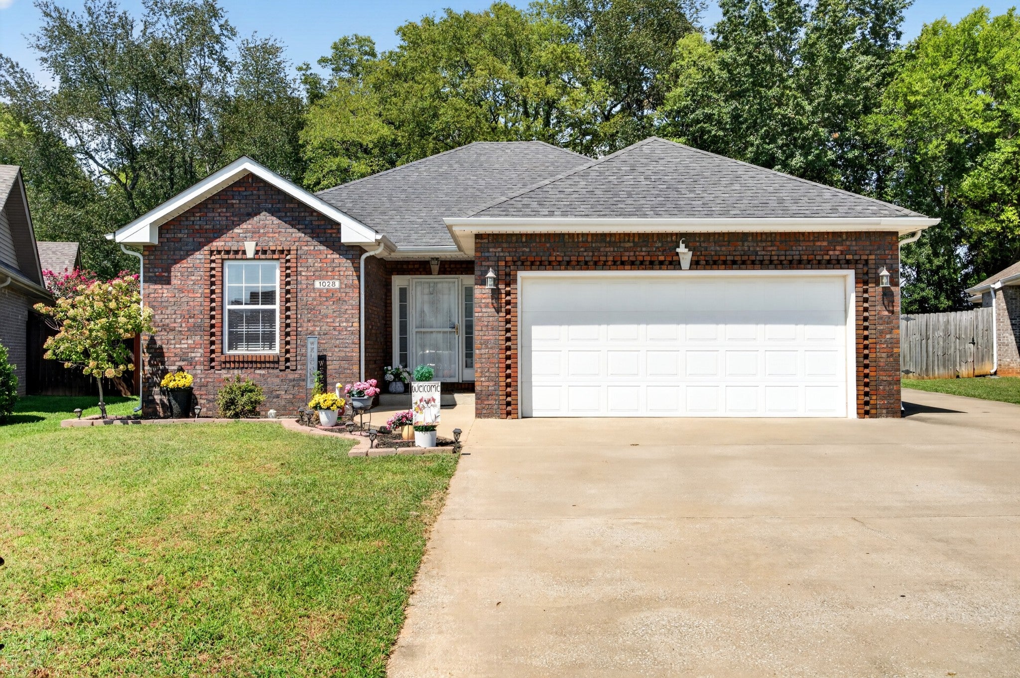 1028 Hendricks Ct — photo