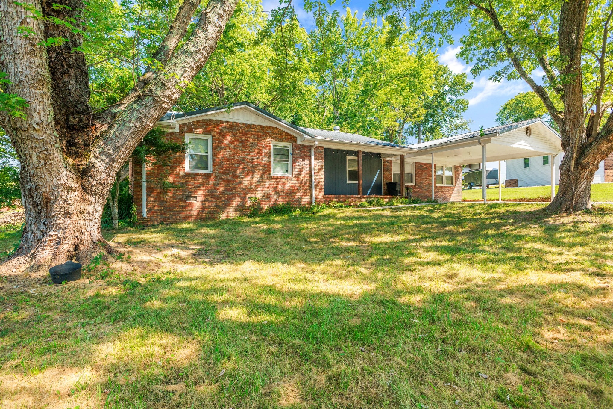 196 Greenwood Dr — photo