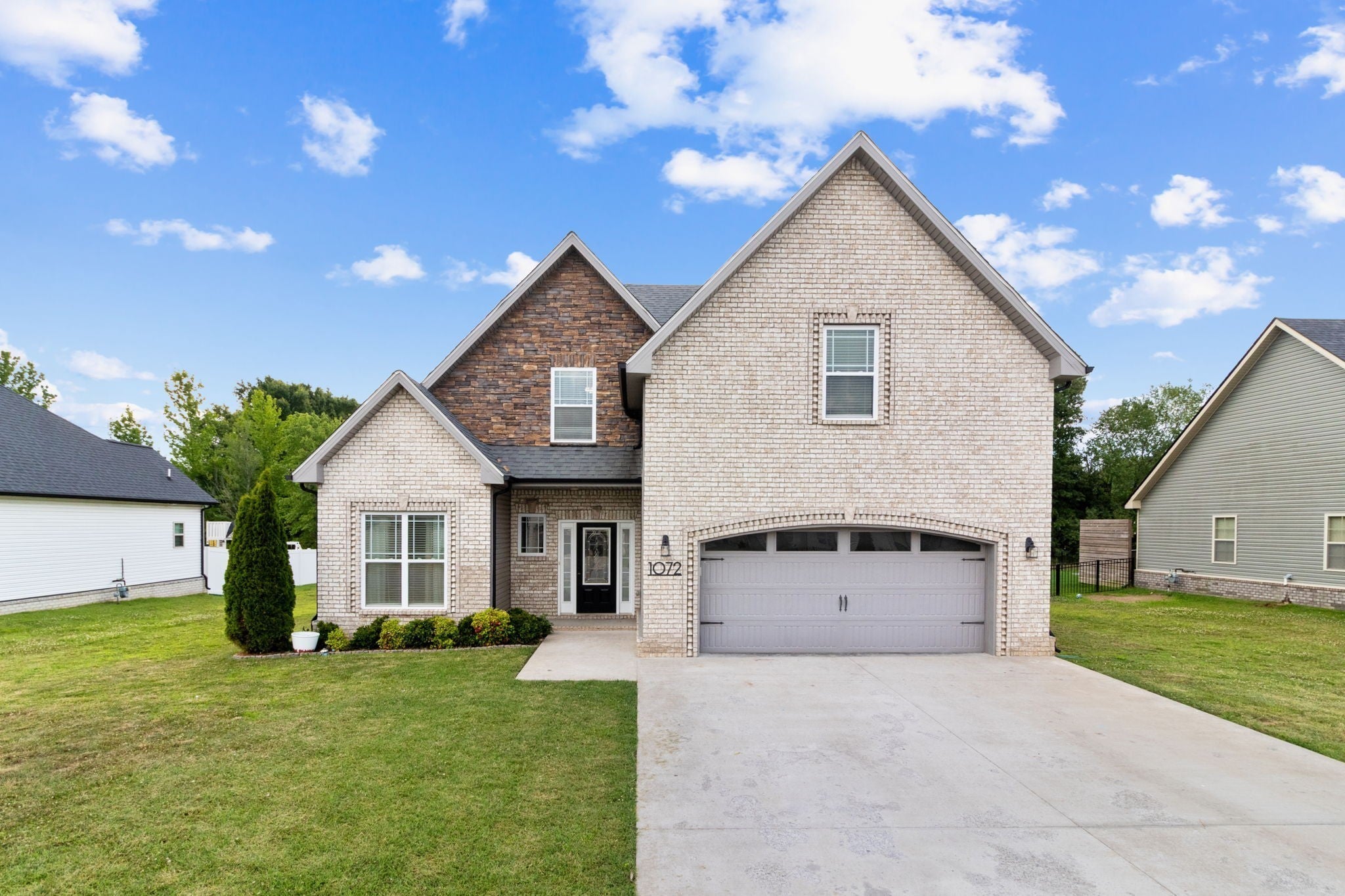 1072 Chagford Dr — photo