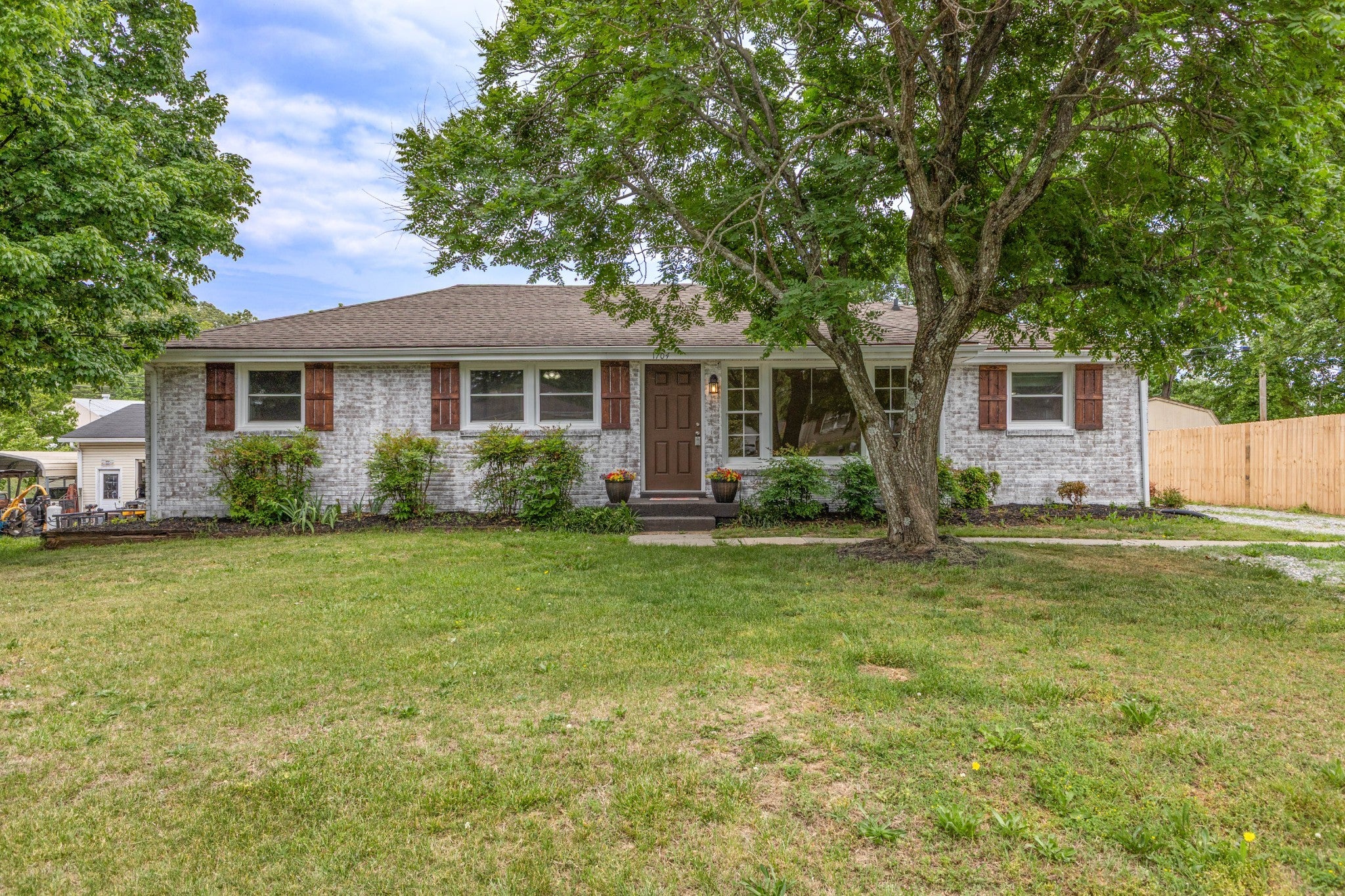 1704 Woodside Dr — photo