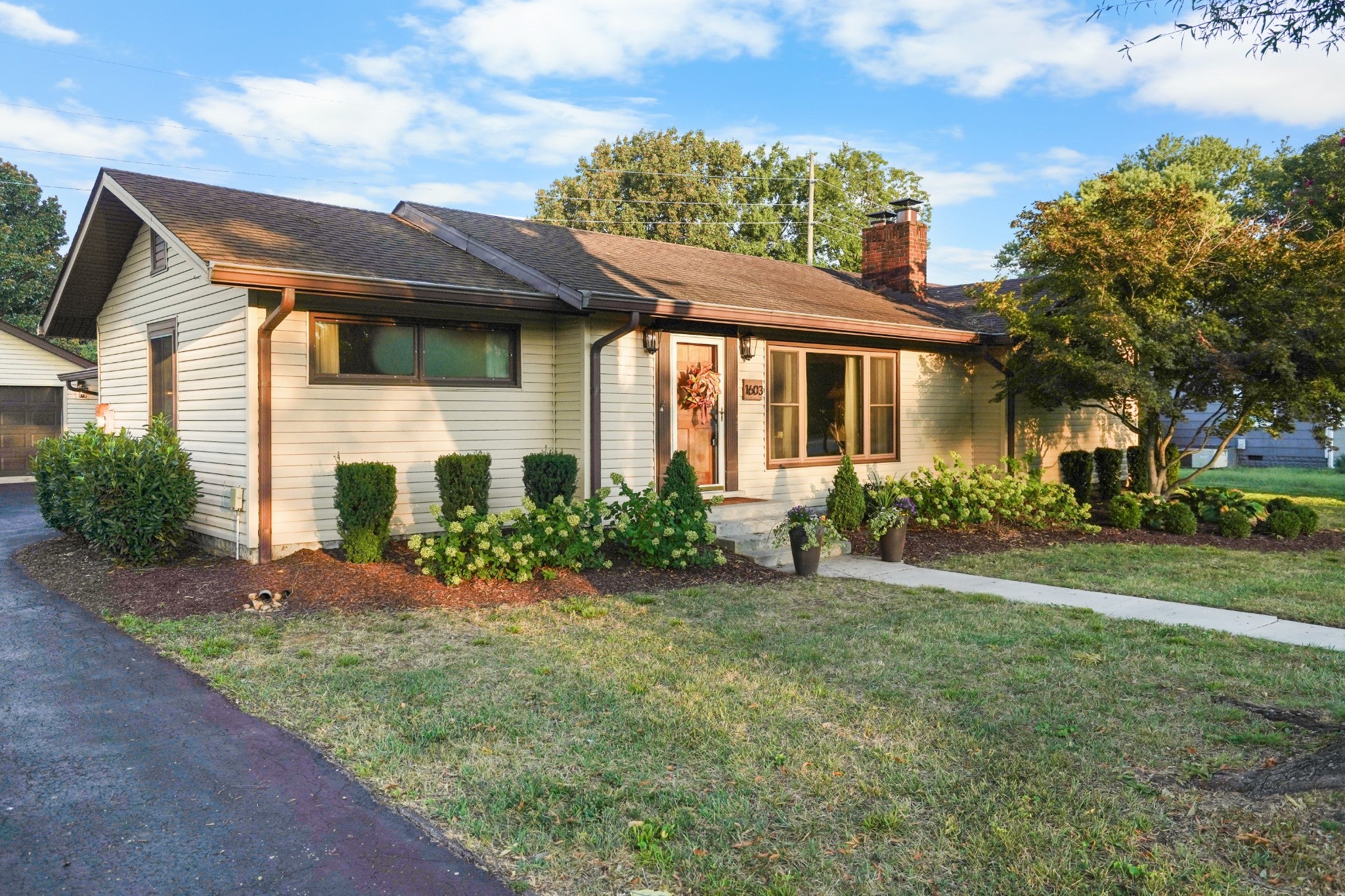 1603 Hilldale Dr — photo