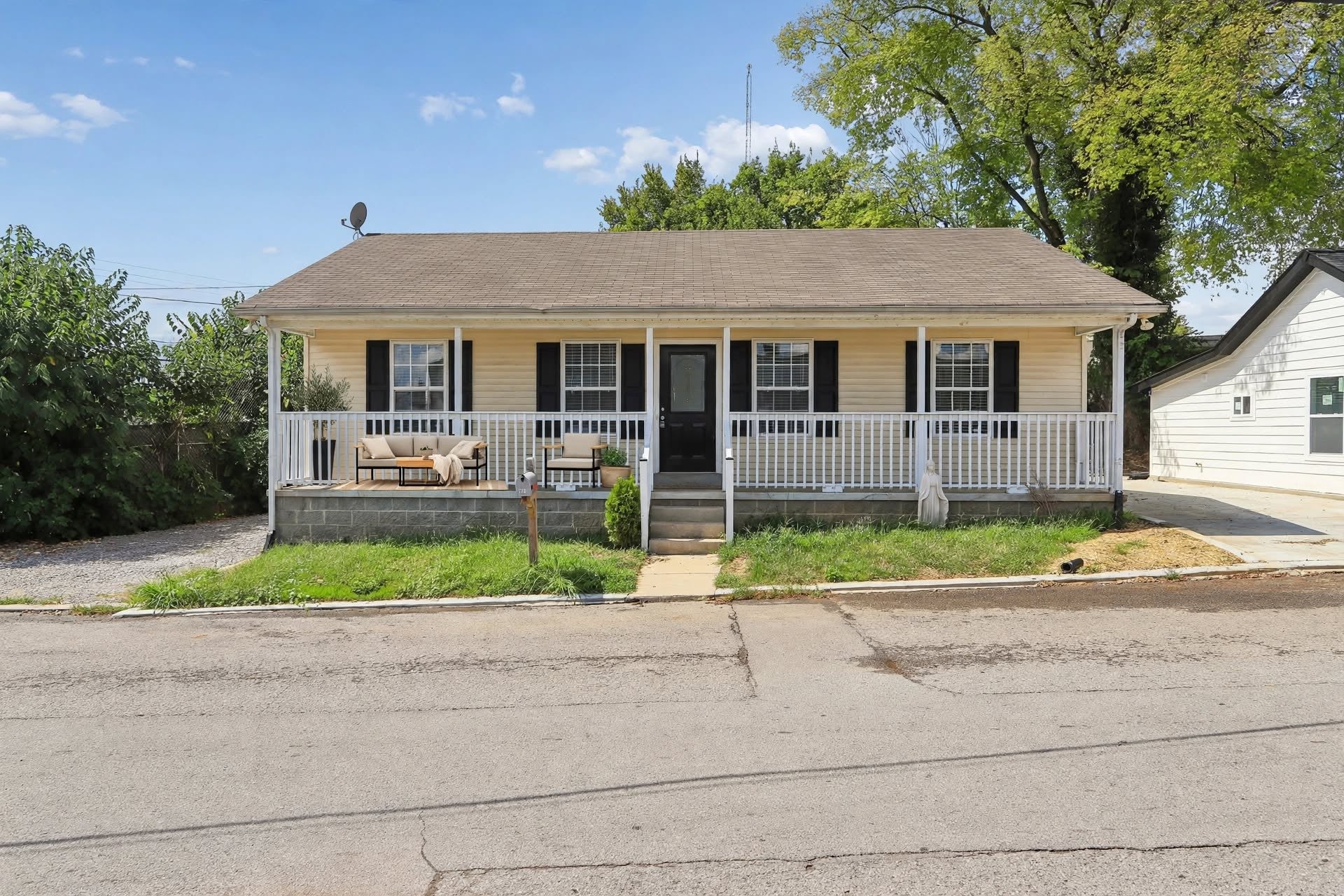 1007 Hamilton Dr — photo