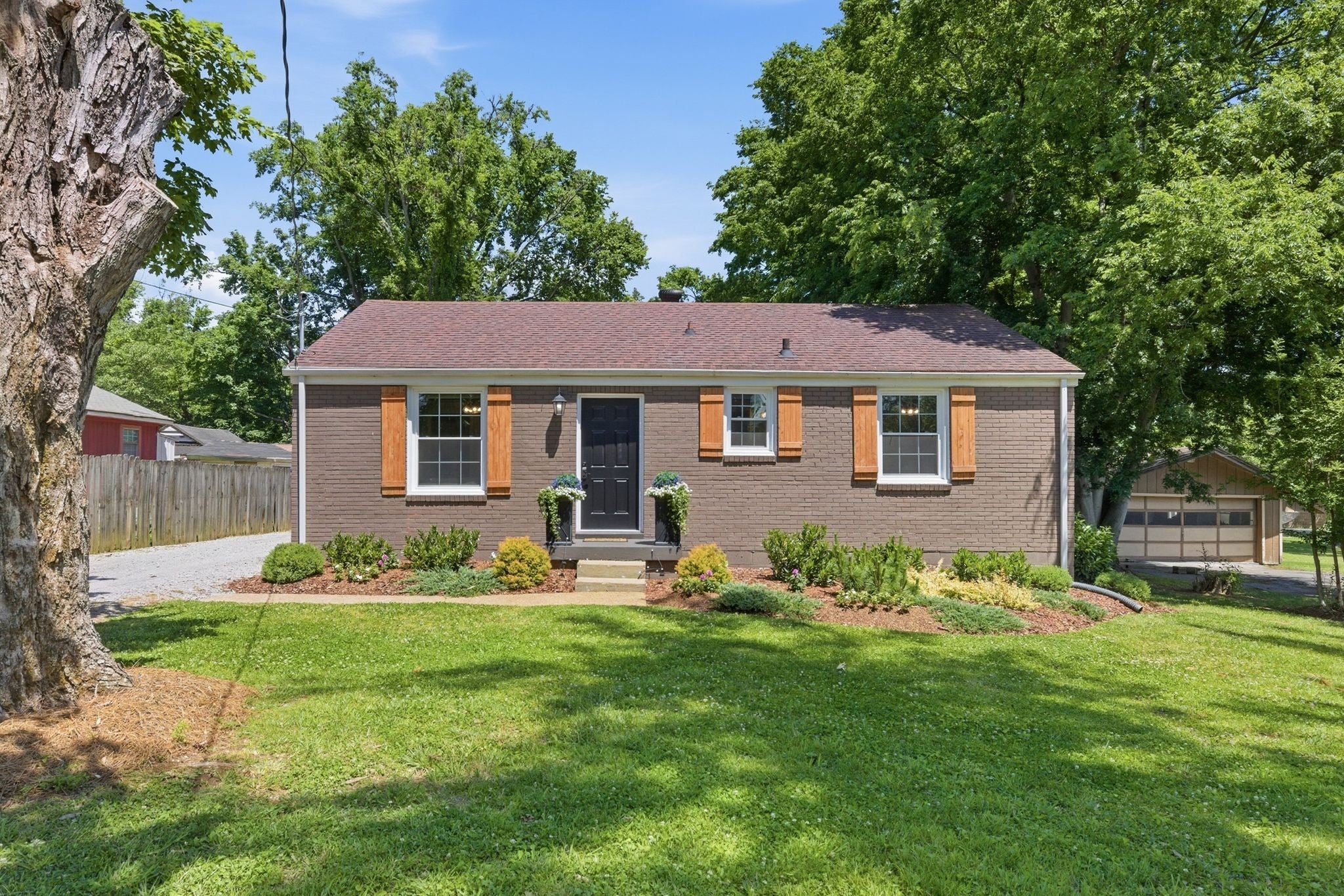 102 Desoto Dr — photo