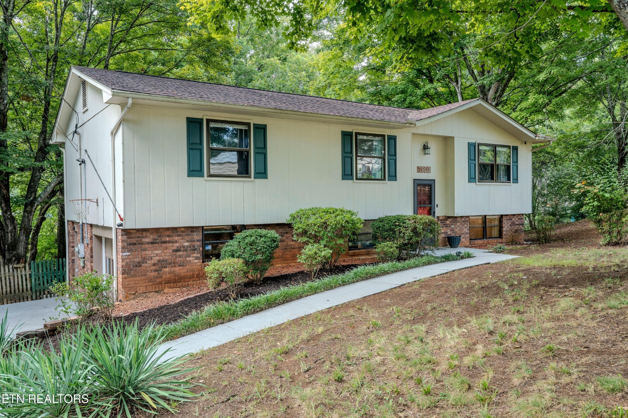 7803 Binfield Court — photo