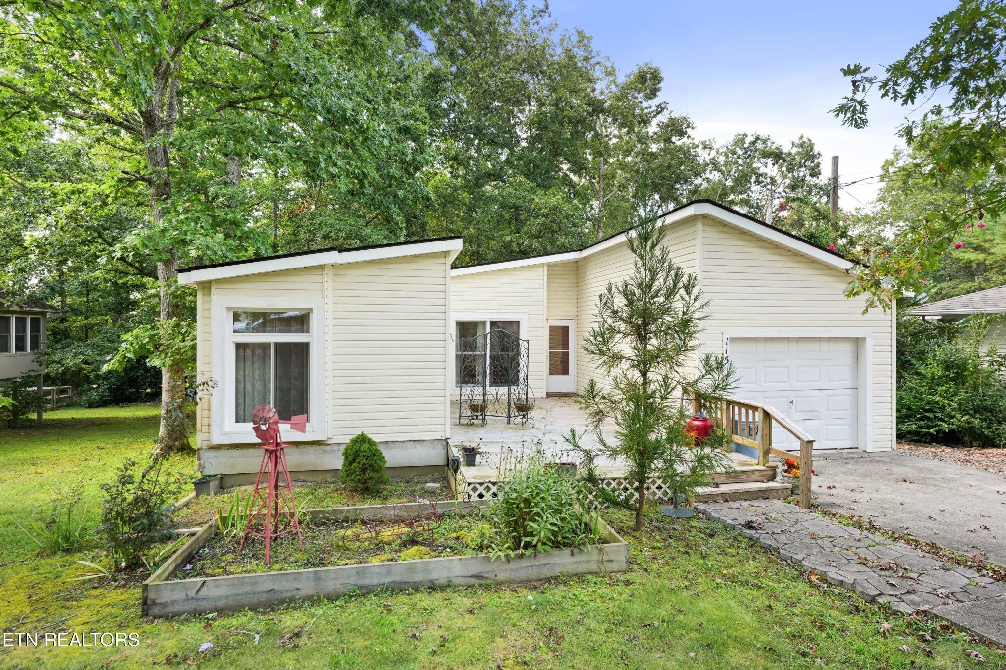 115 Lakeshire Drive — photo