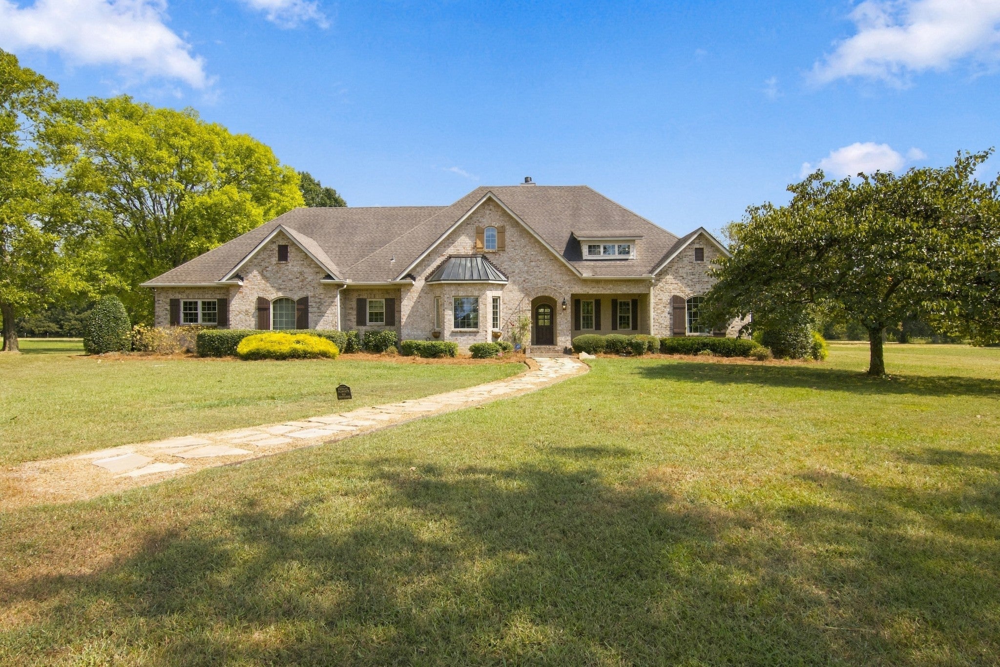 4035 Barfield Crescent Rd — photo