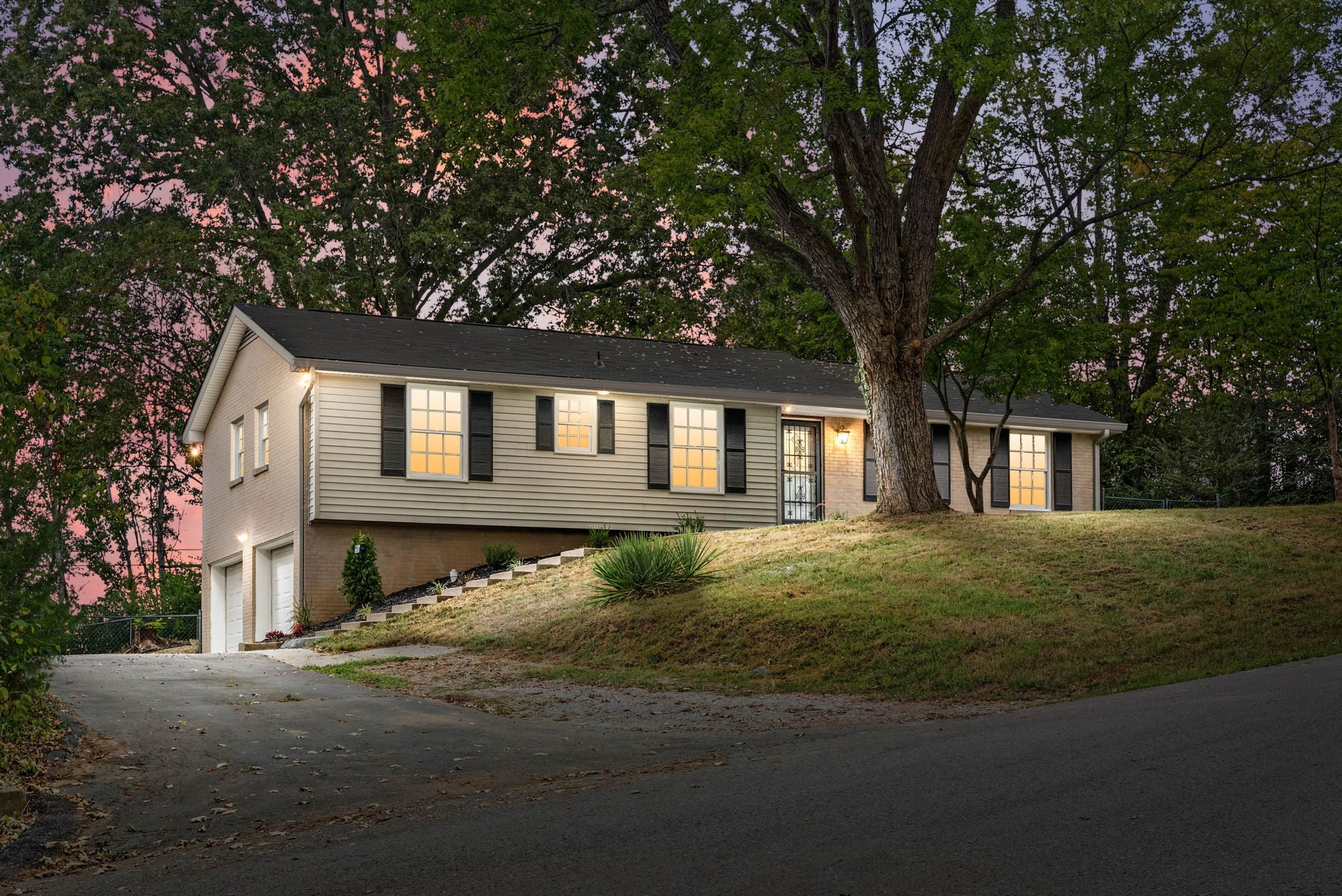 916 Beacon Dr — photo
