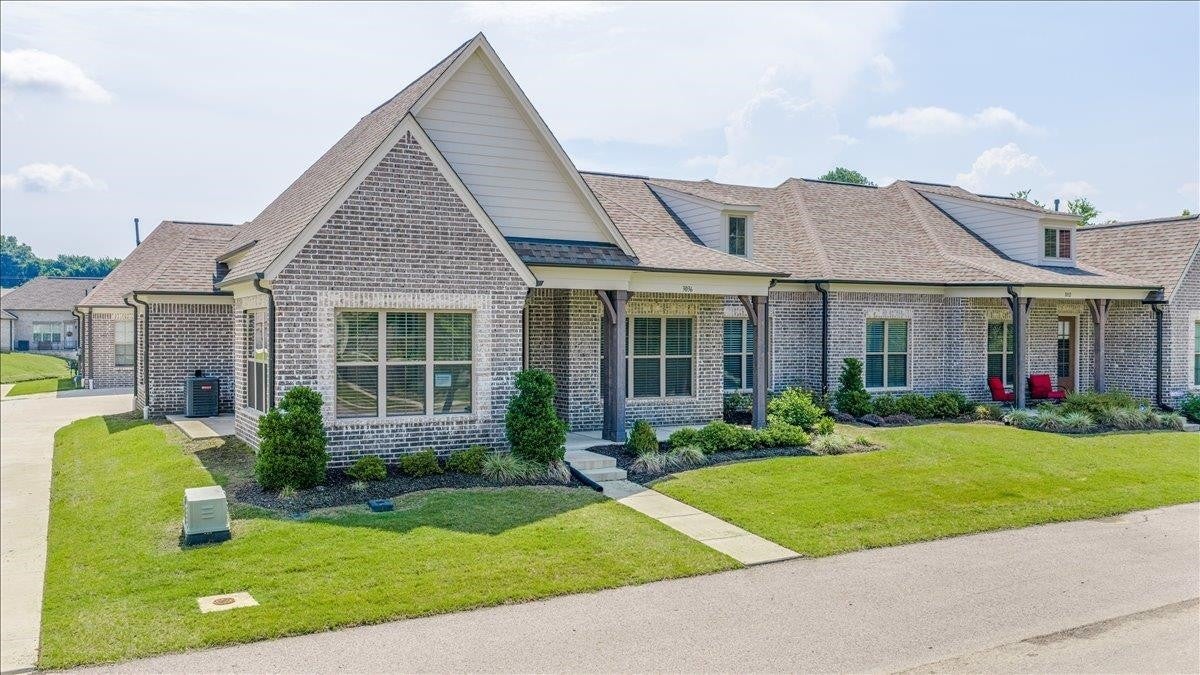 3036 Wiltshire CV — photo