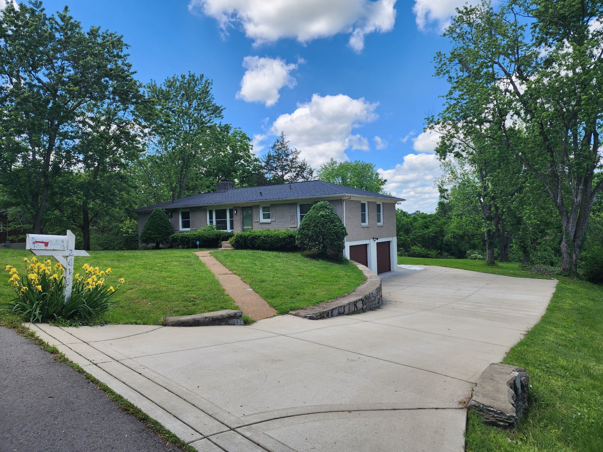 2613 Lishwood Dr — photo