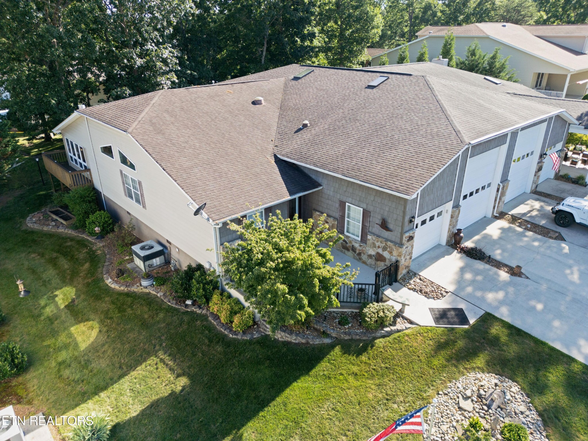 229 Hawthorn Loop — photo