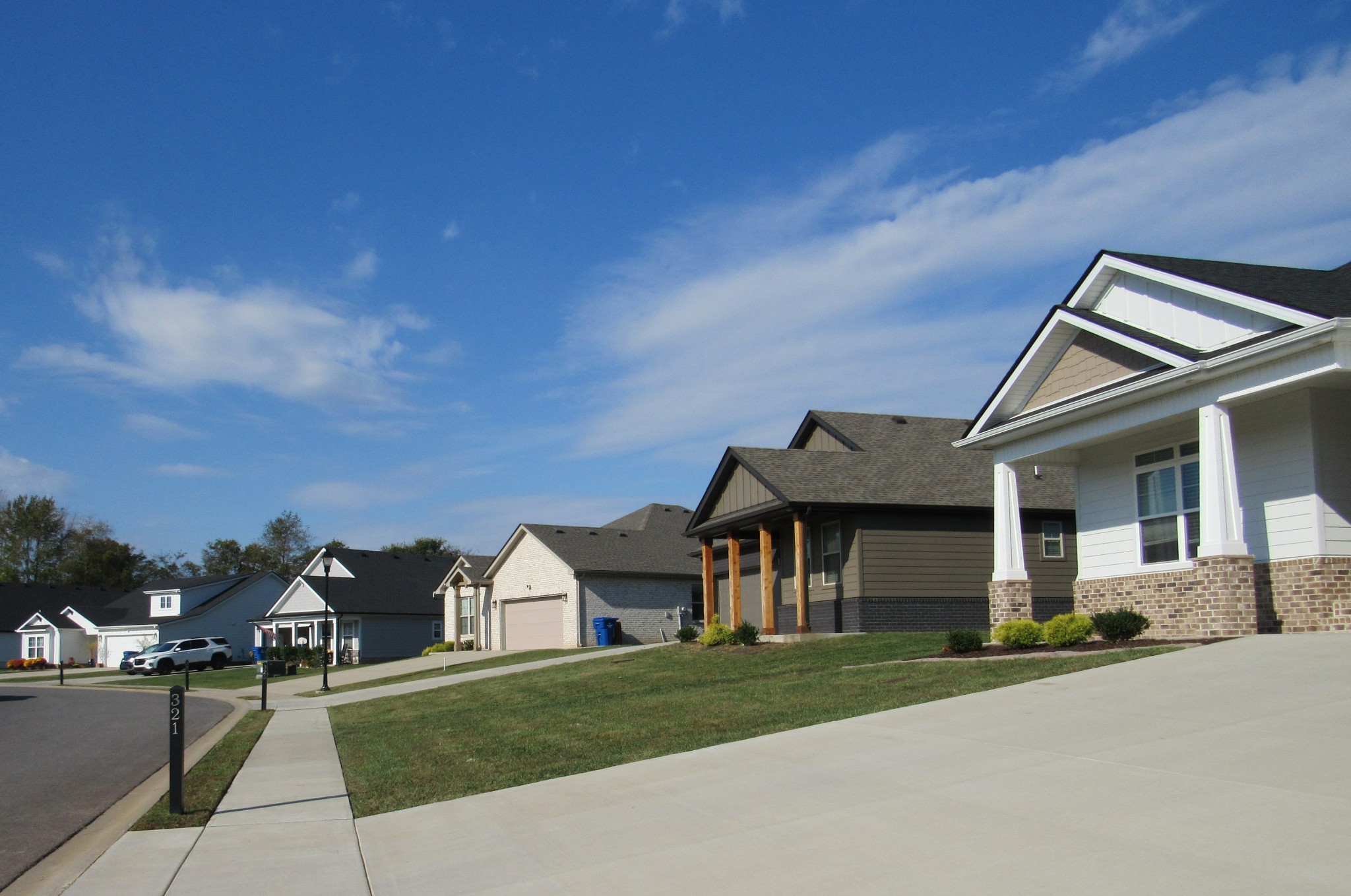 321 Frontier Dr — photo