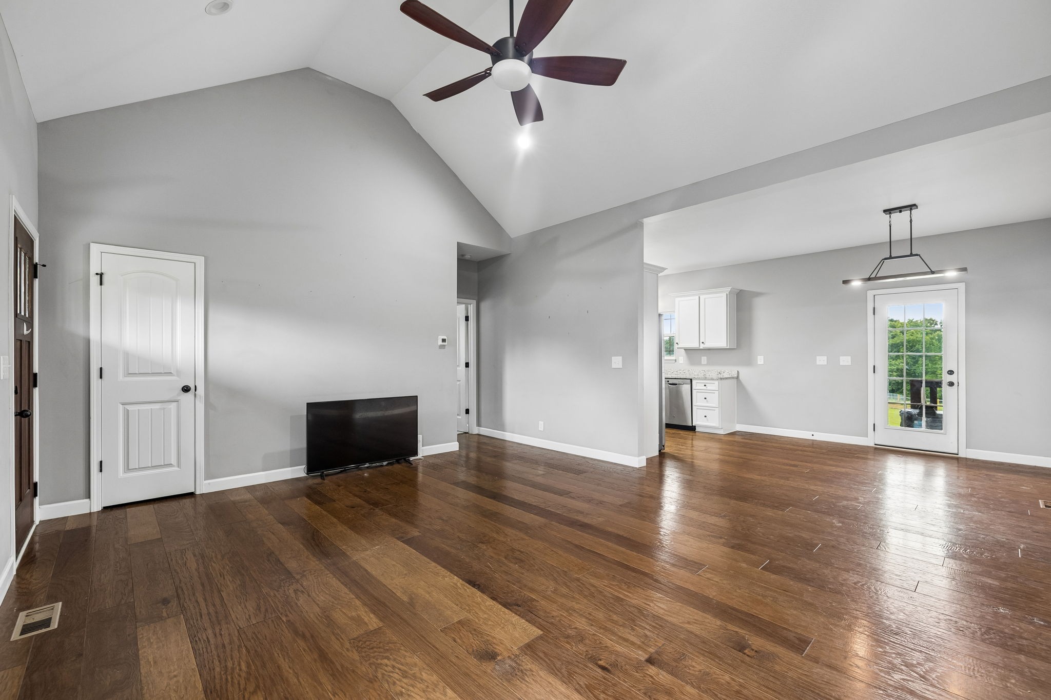809 Hooper Road, Charlotte, TN 37036 — photo 2