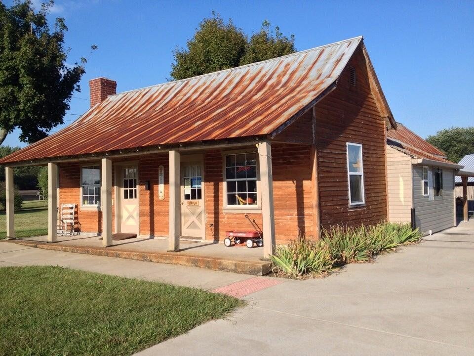 1650 Highway 31, W — photo