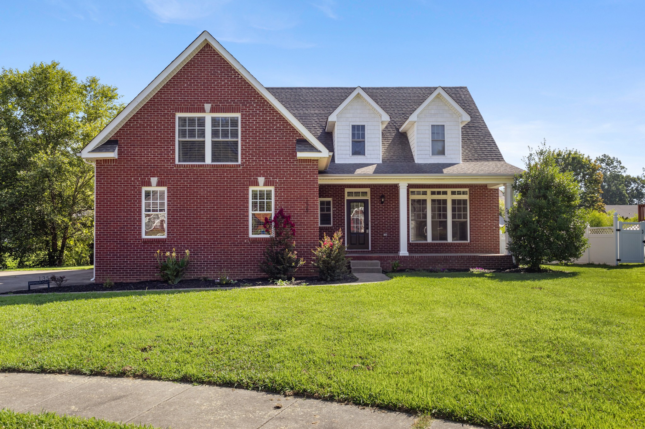 135 Weymouth Ct — photo
