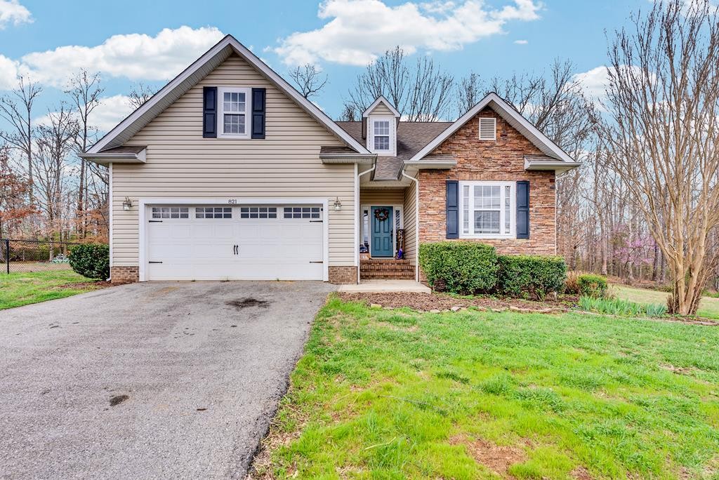 821 Honeysuckle Ln — photo