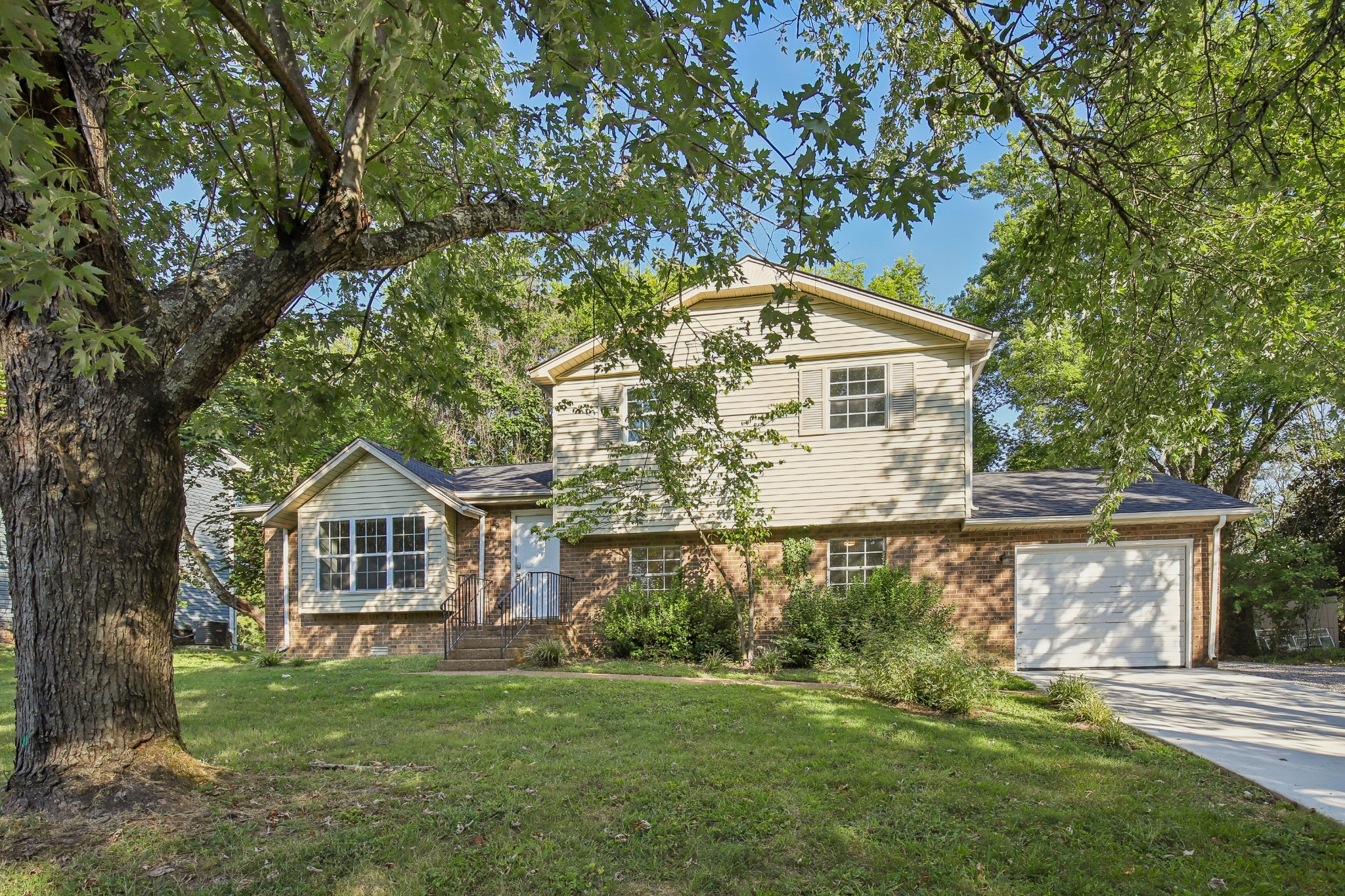 5148 Roxborough Dr — photo