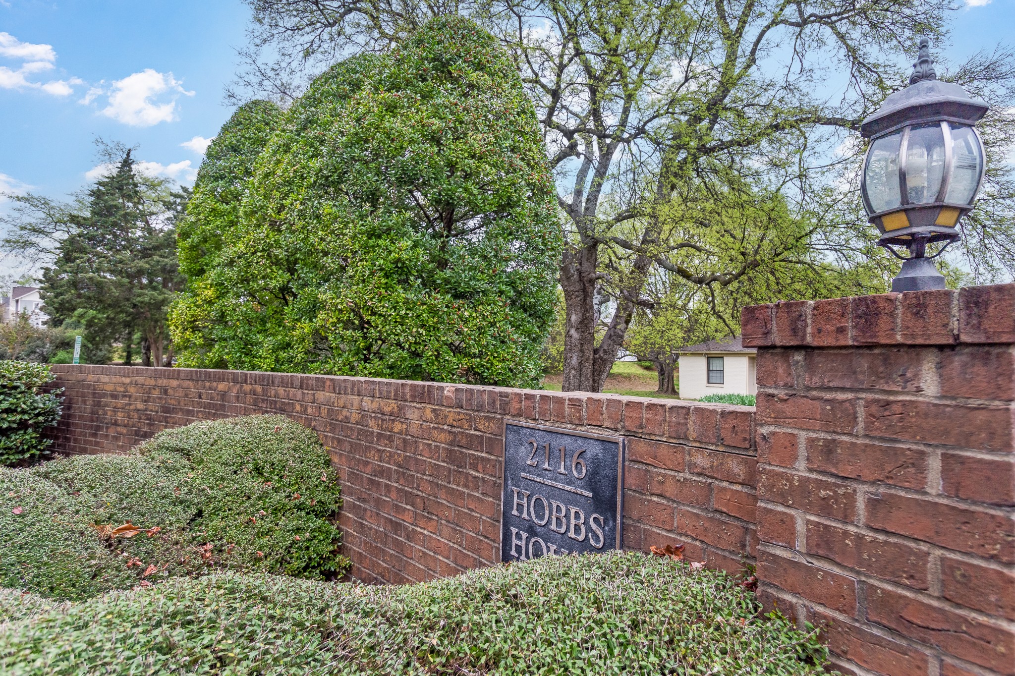 2116 Hobbs Rd N3 — photo