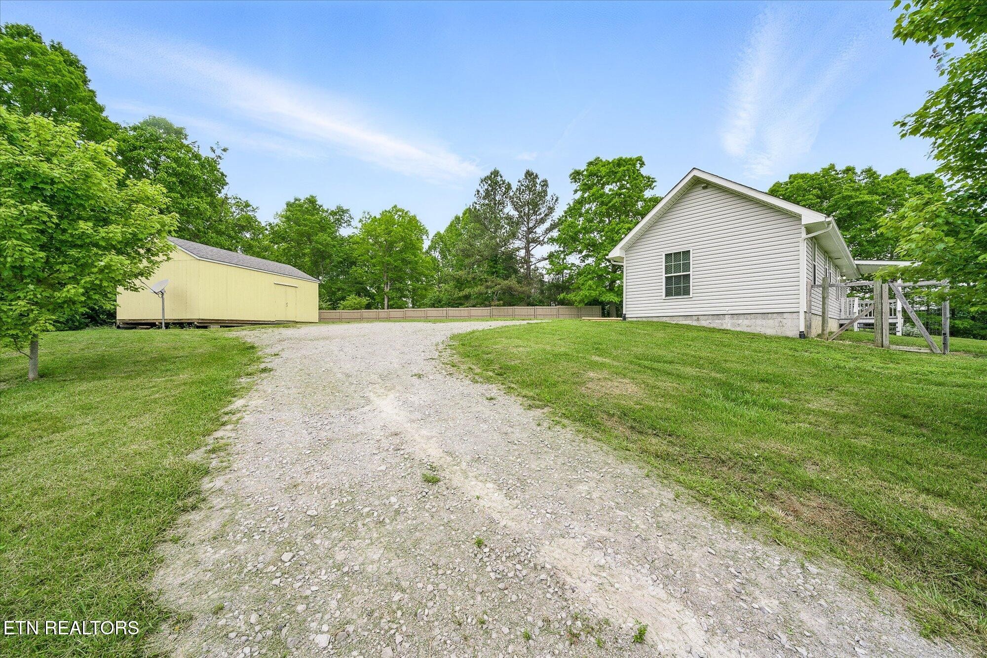 1447 Dykes Rd — photo