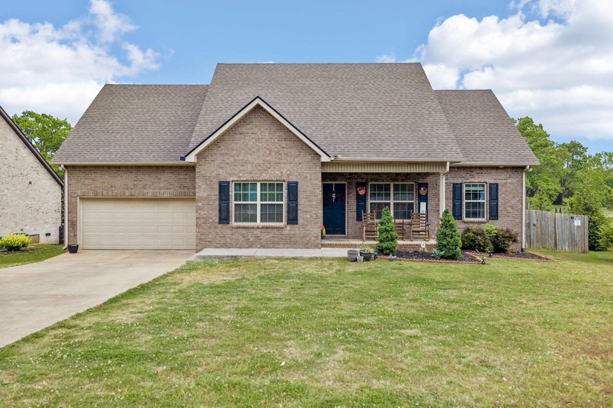 592 Twin Oak Dr — photo