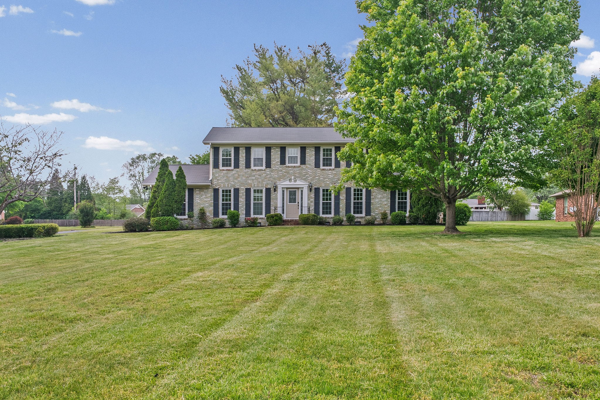 132 Windsor Dr — photo