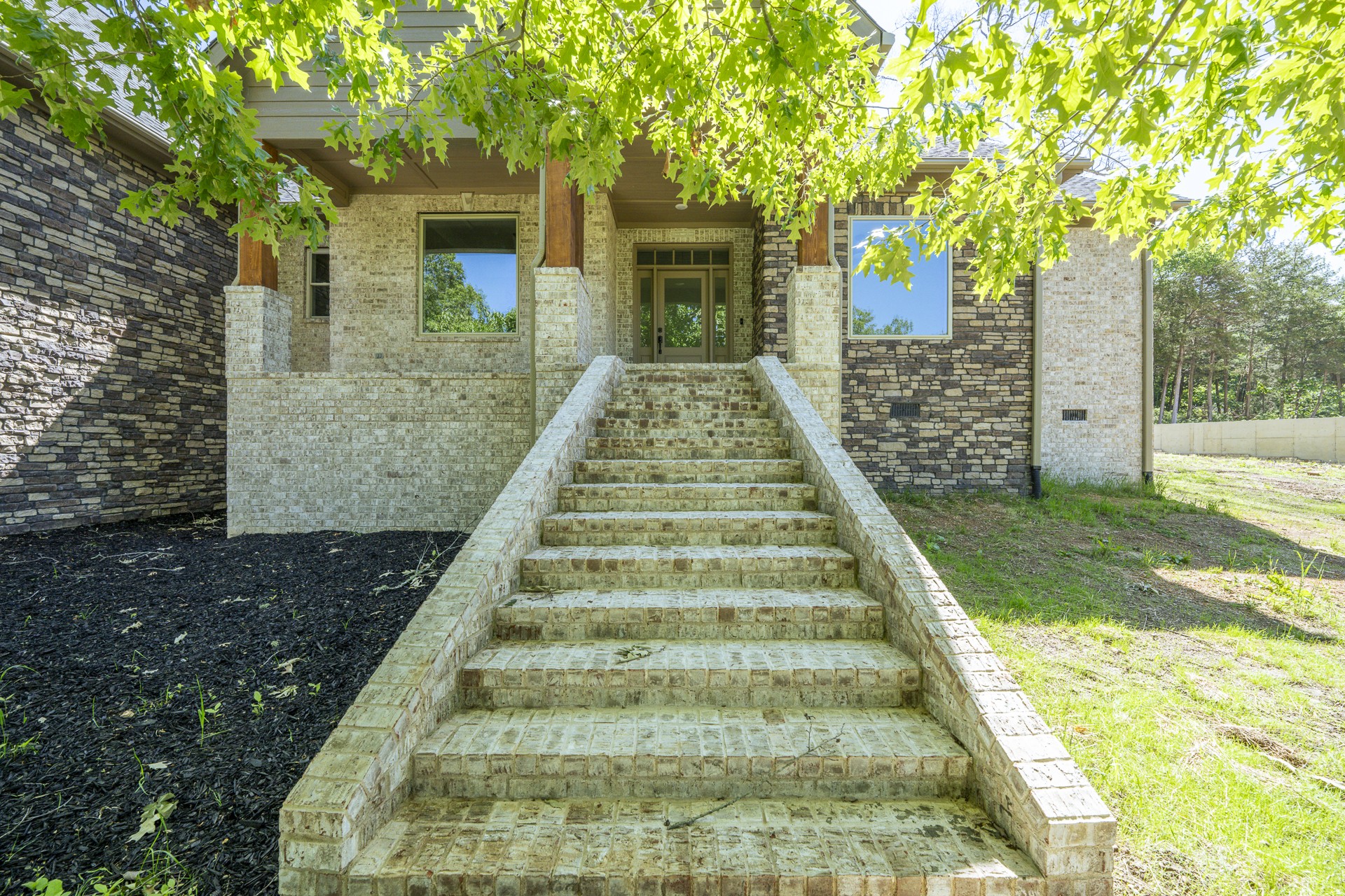 621 Bradley Ln — photo