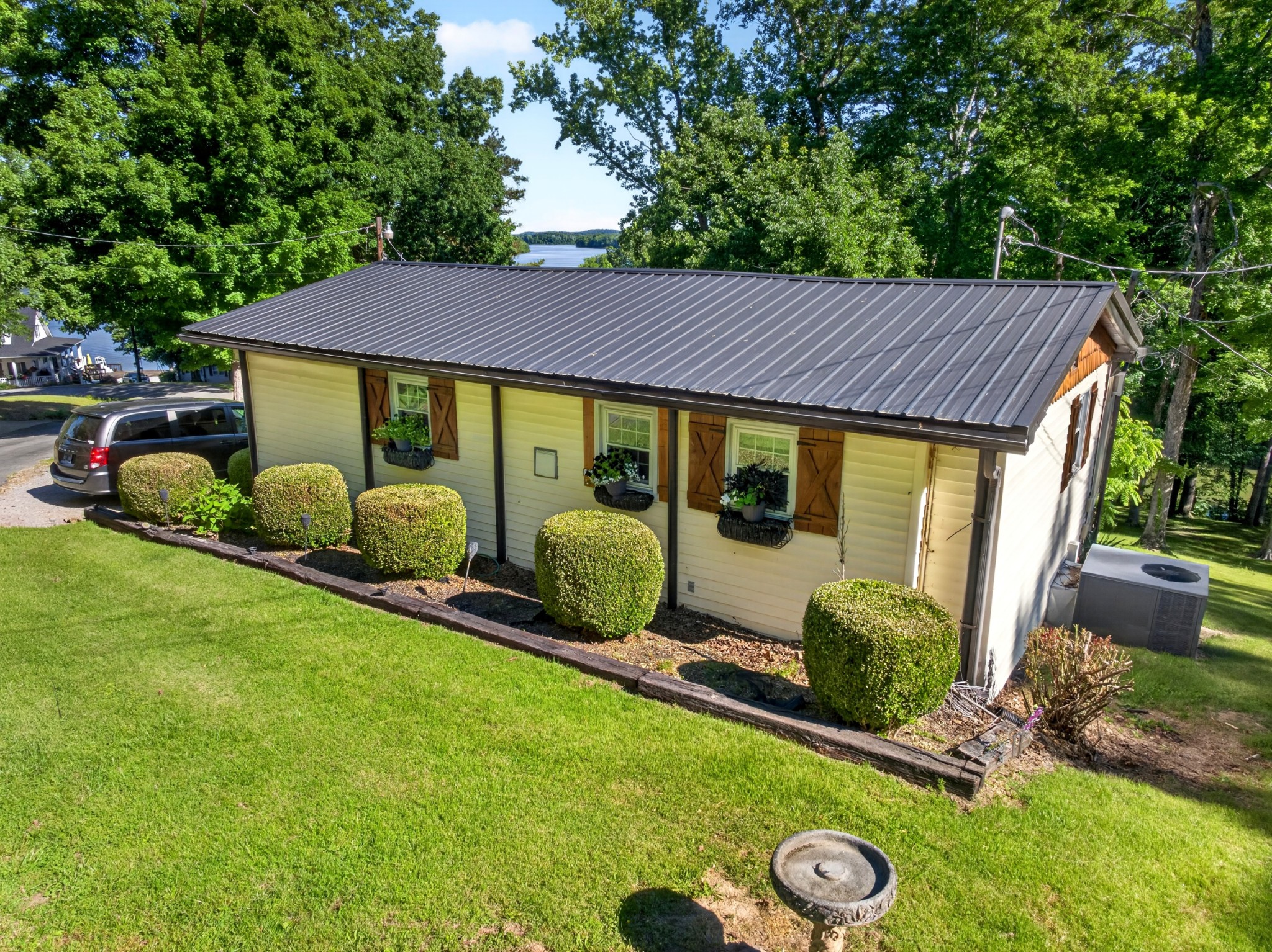 156 Lakeshore Cir — photo