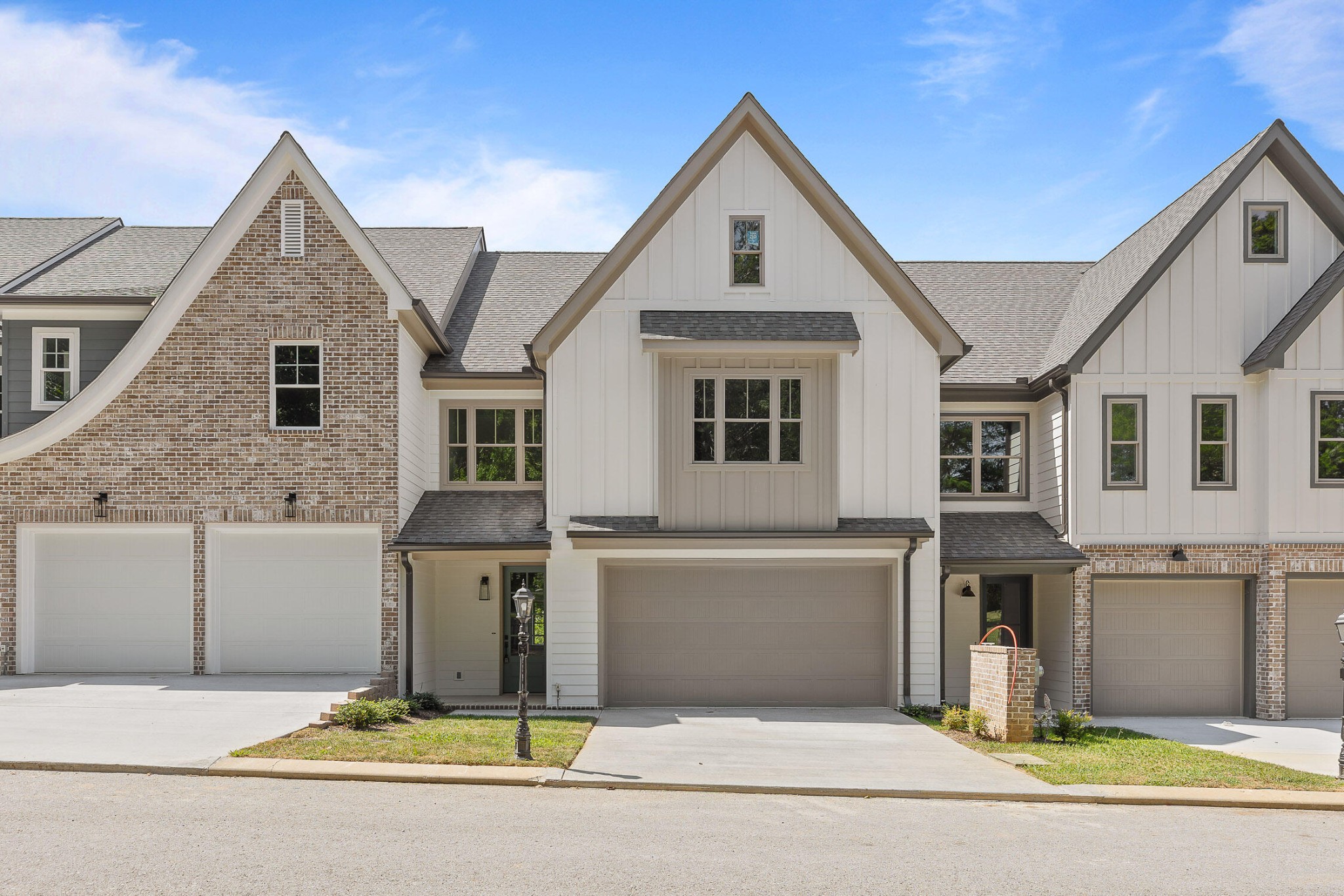 9702 Dutton Lane — photo