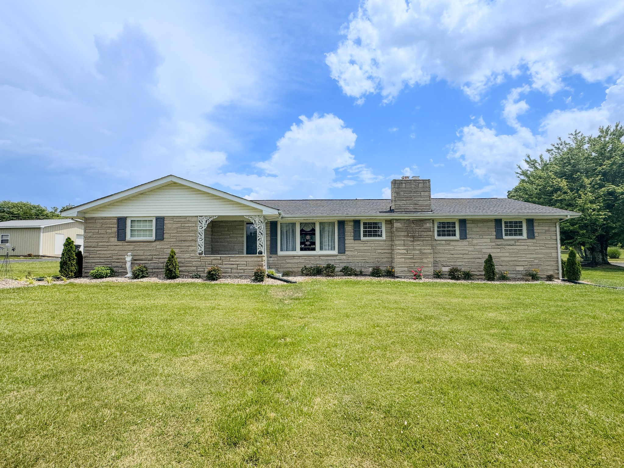 1406 Ellington Dr — photo