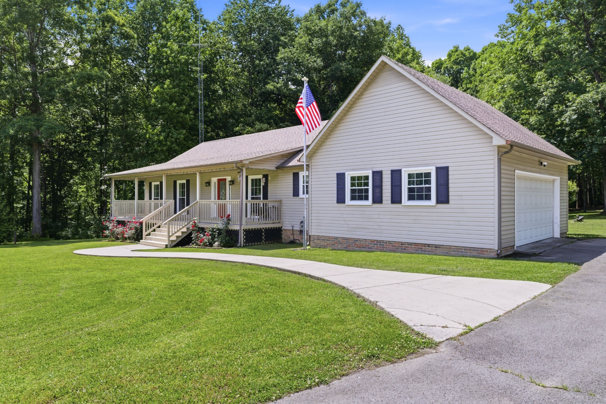 552 Jack Thomas Dr — photo