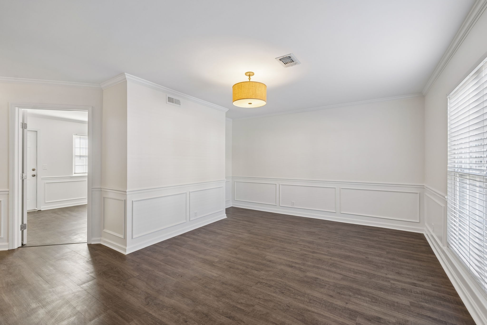 109 Holiday Ct — photo