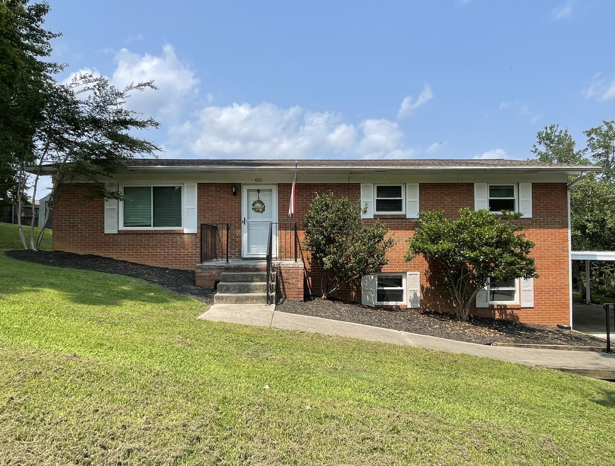 611 Lakeland Drive, NE — photo