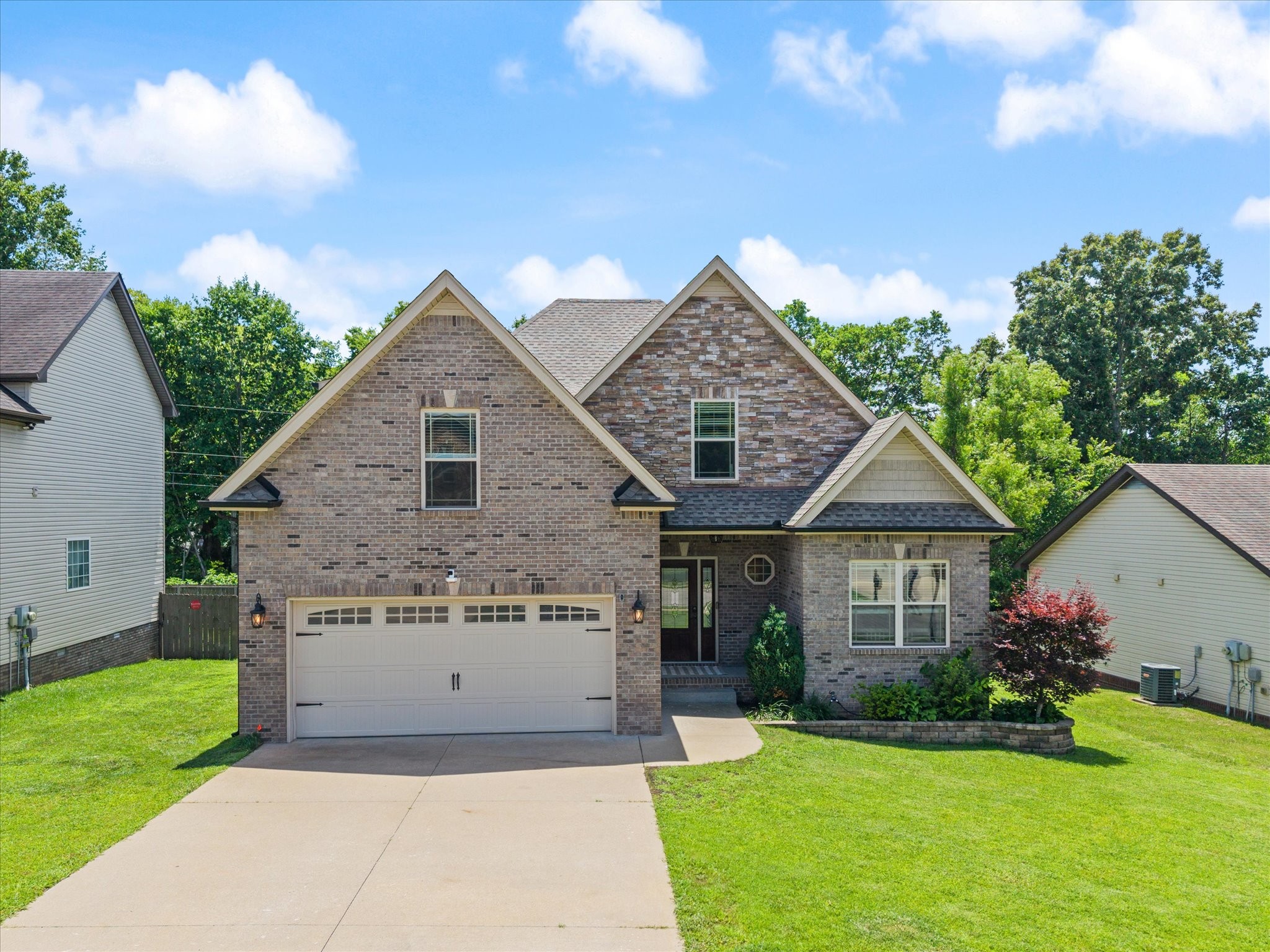 1496 Amberley Dr — photo