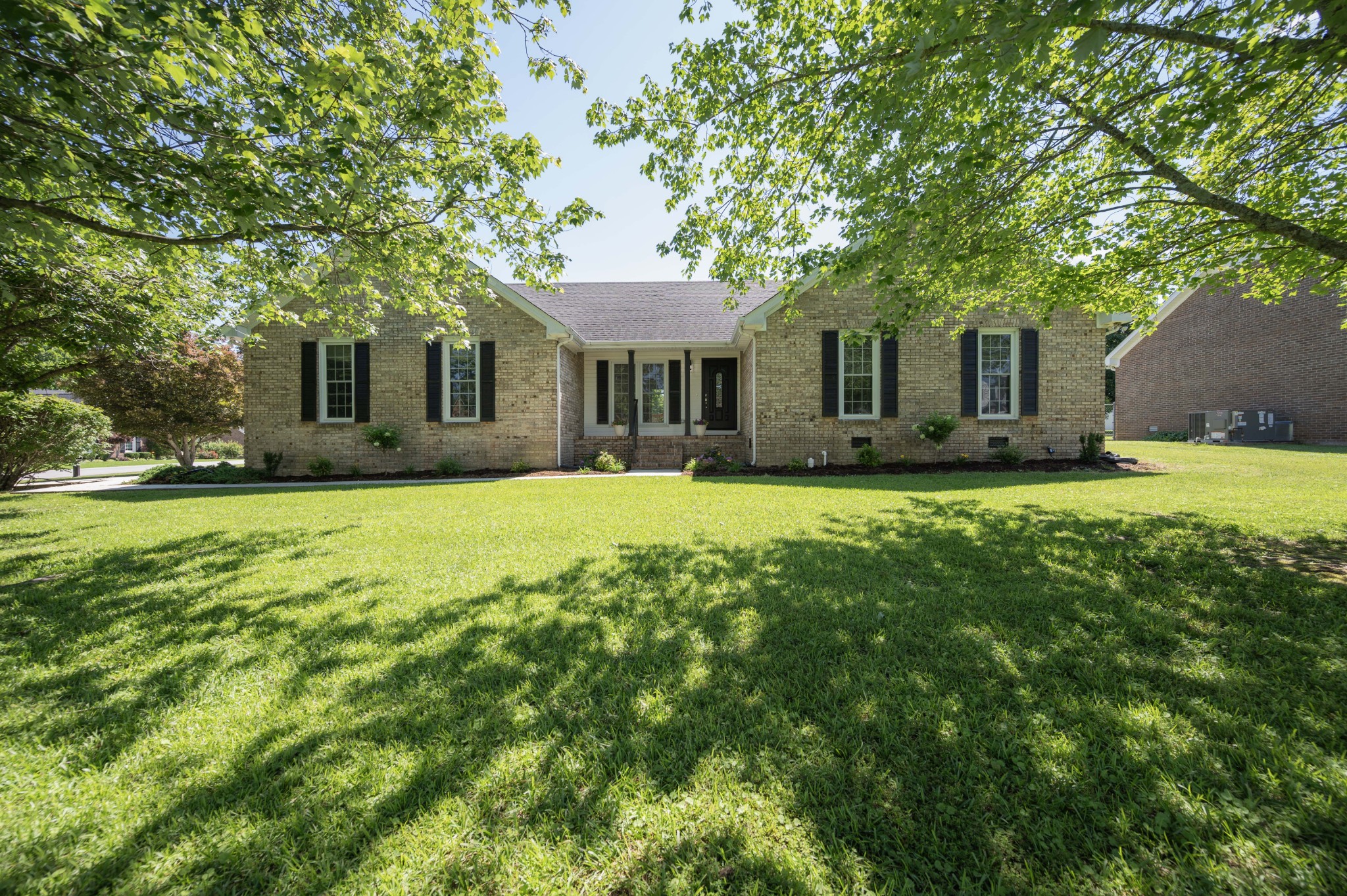 152 Greenbriar Cir — photo
