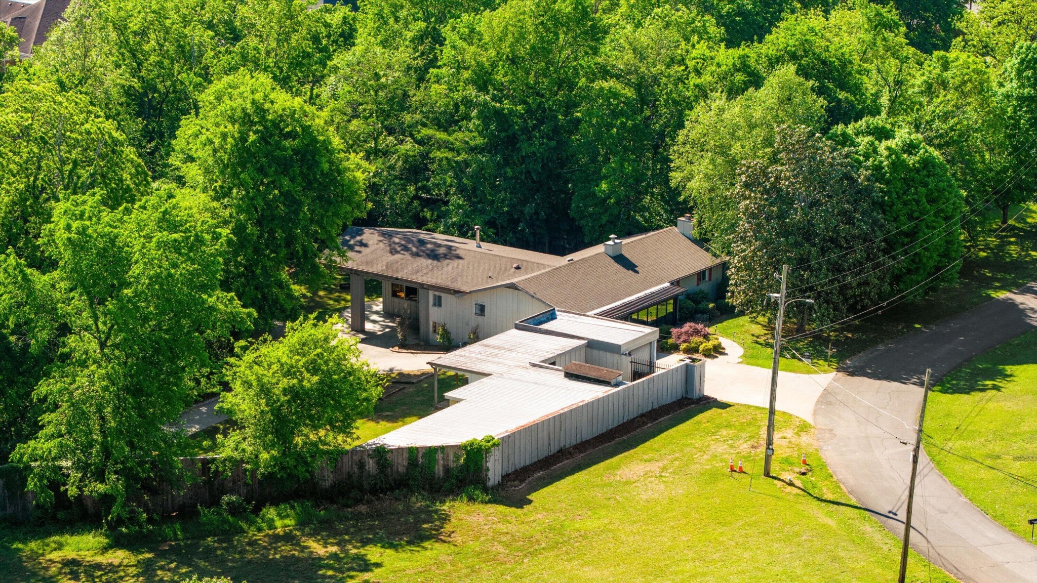 565 Hillcrest Circle — photo