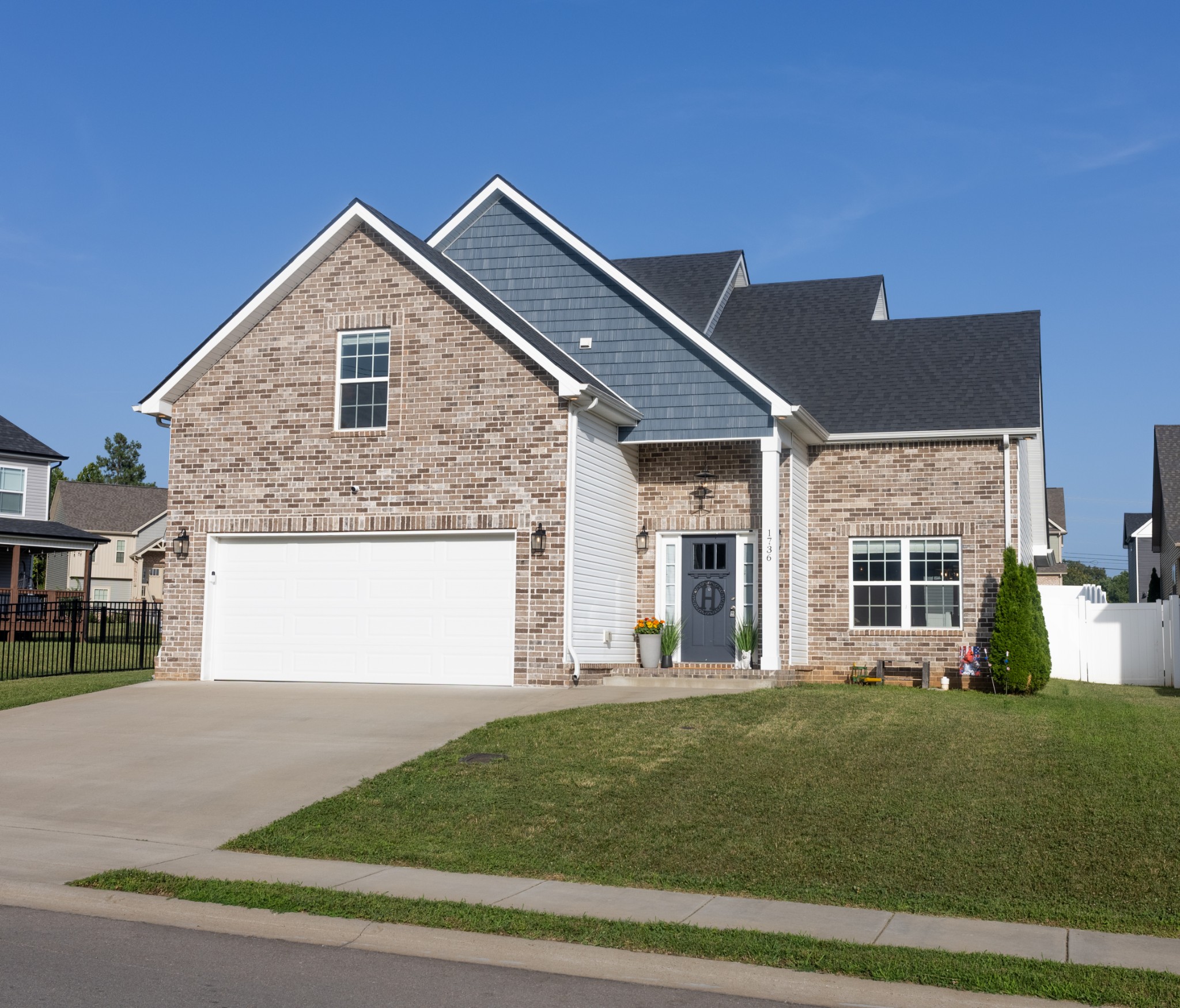 1736 Heritage Dr — photo