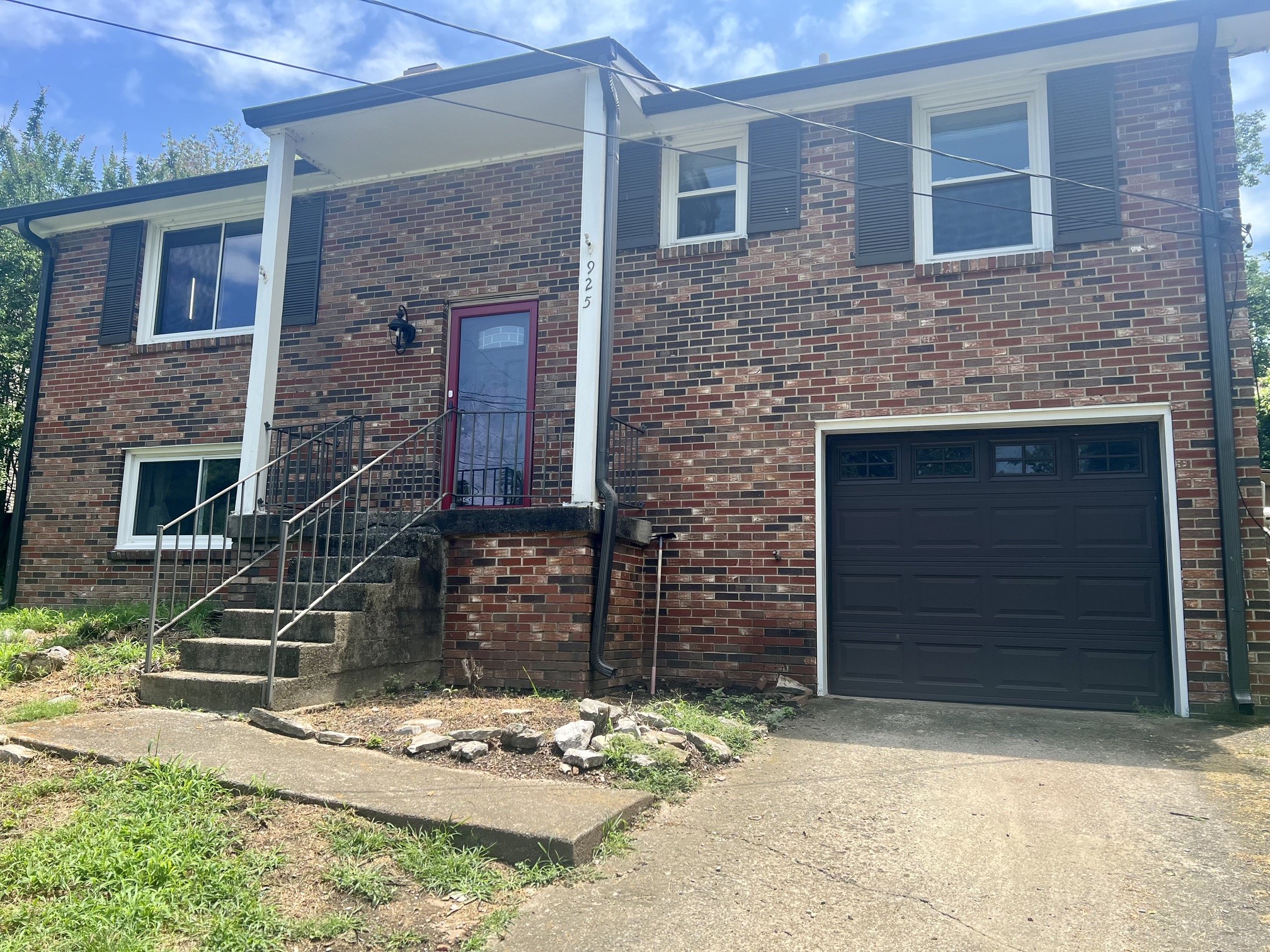 925 Algonquin Ct — photo