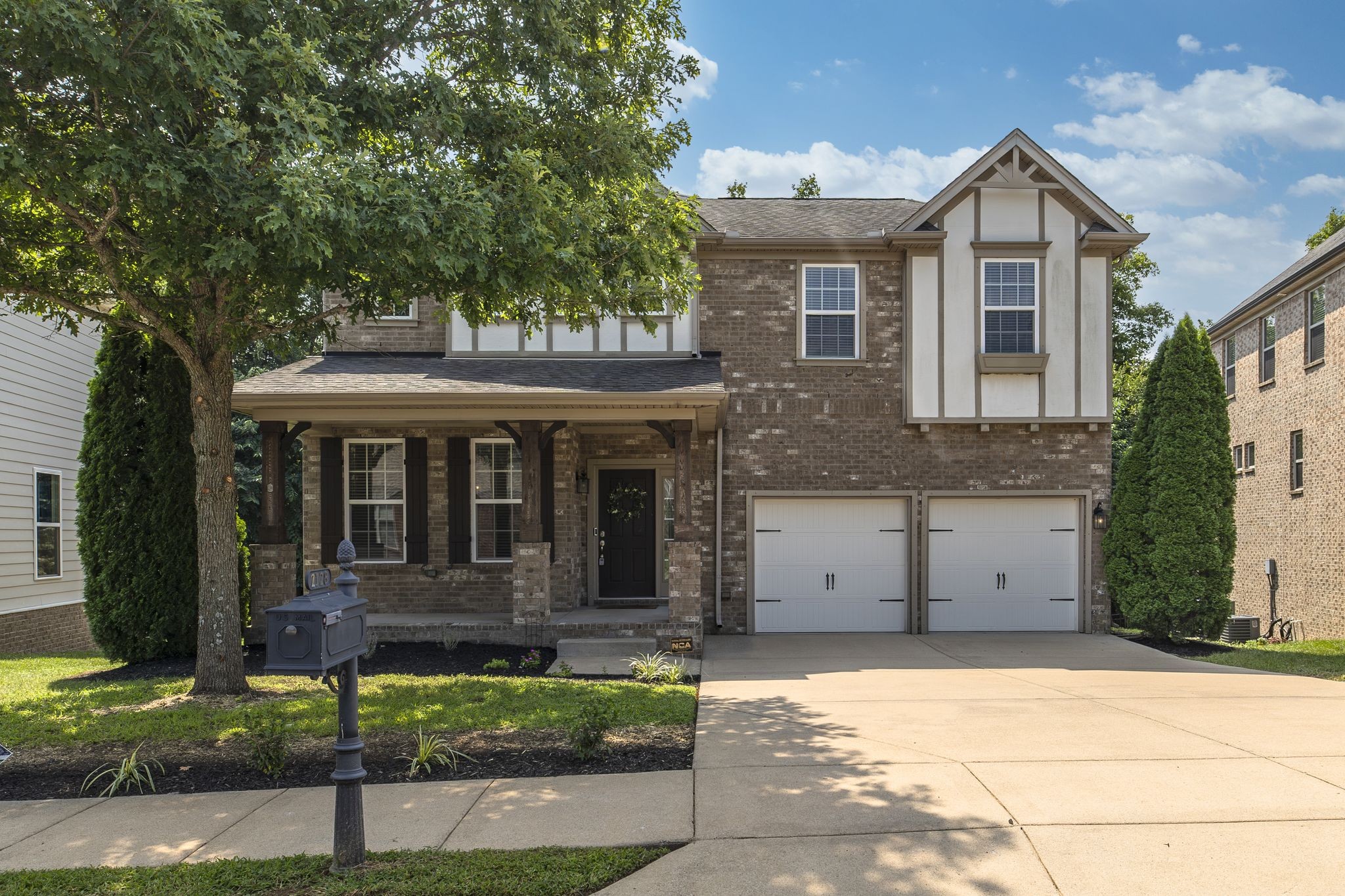 2128 Ravenscourt Dr — photo