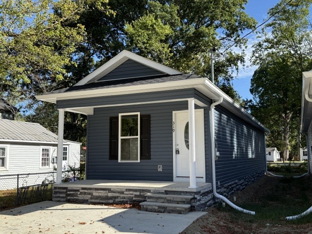 319 Gentry St — photo