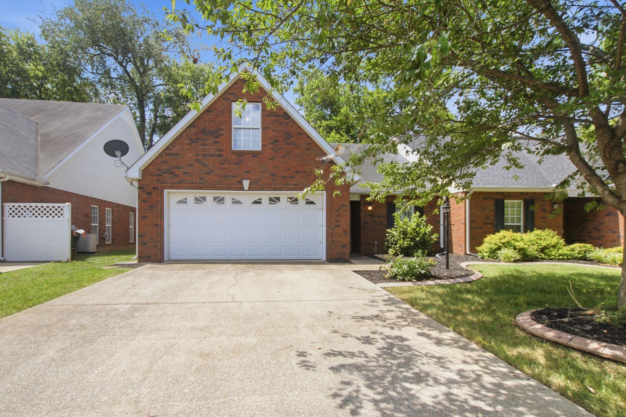 2747 Stonehedge Dr — photo
