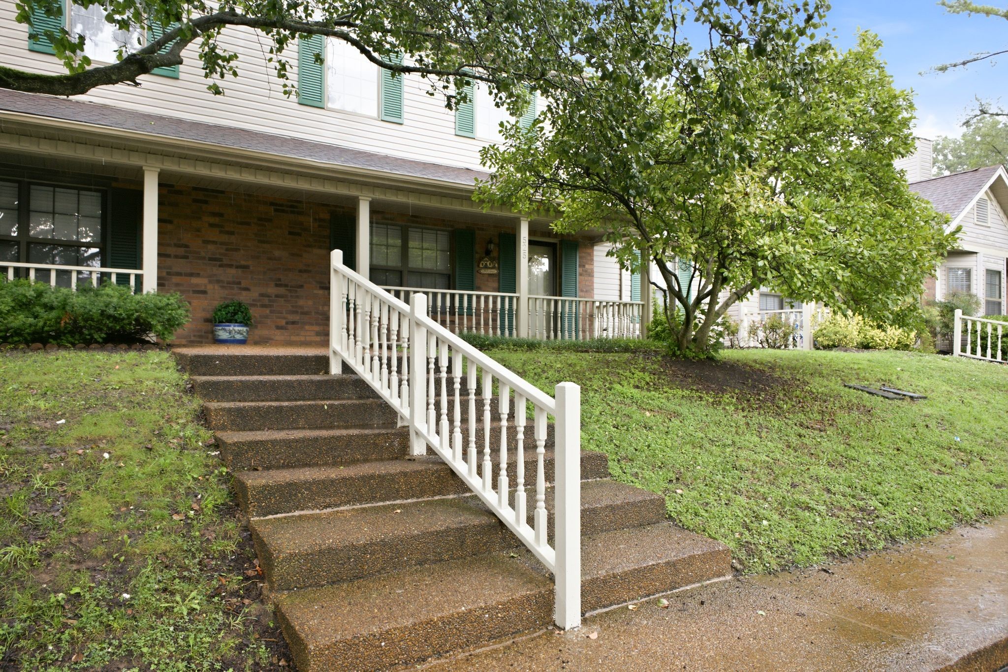 525 Upsall Dr — photo
