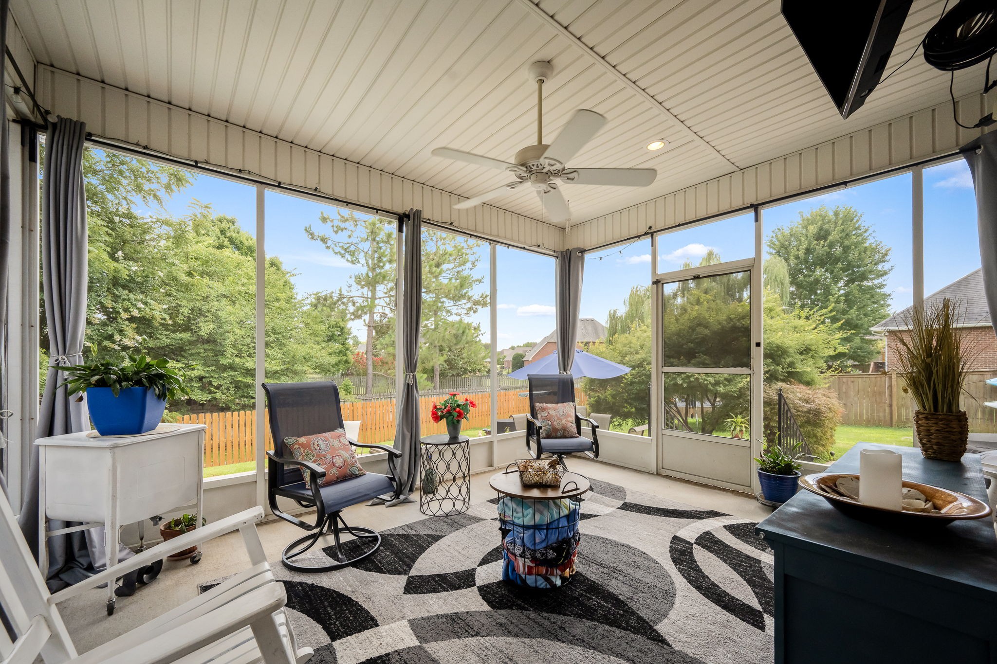 3084 Vicwood Dr — photo