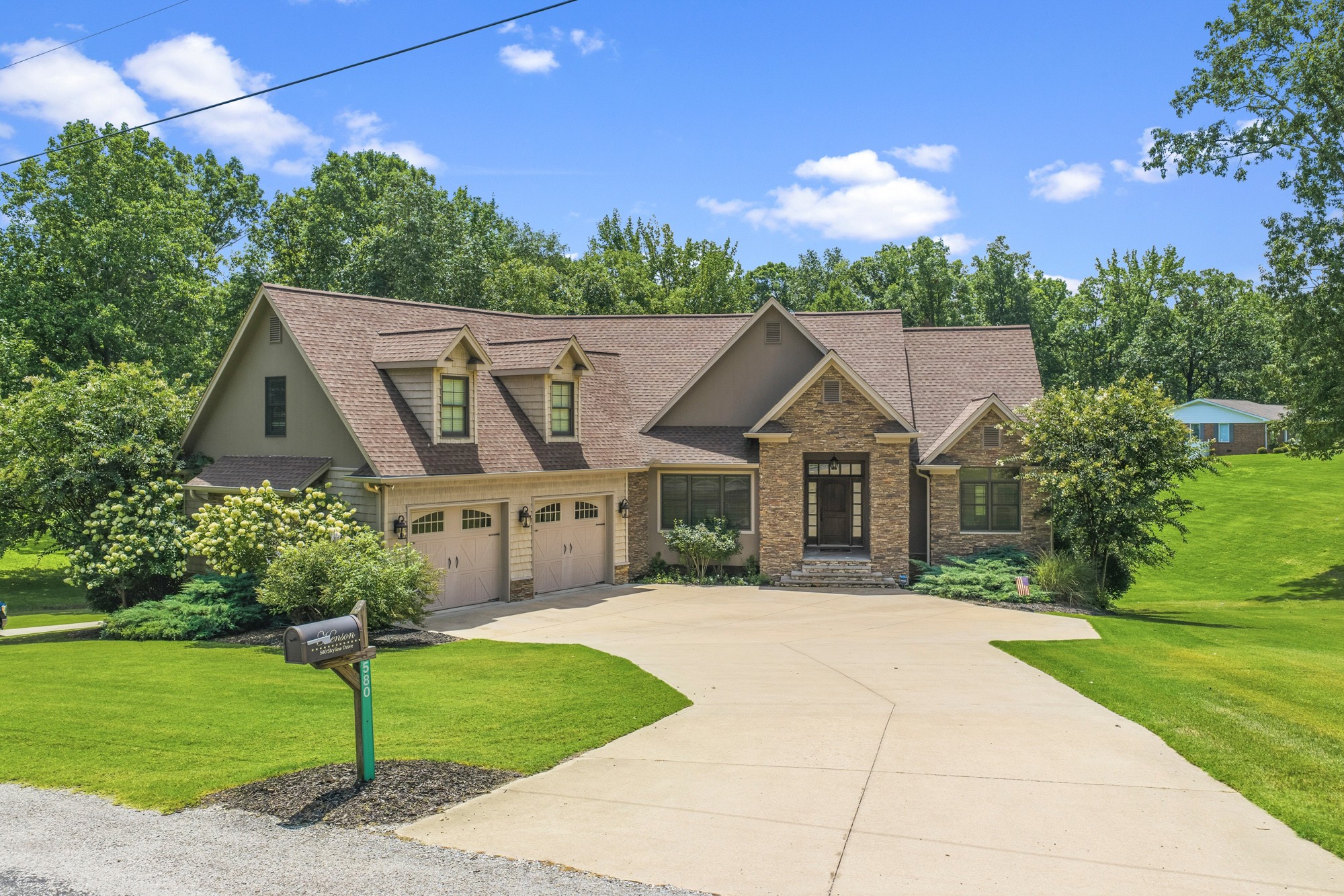 580 Skyline Dr — photo