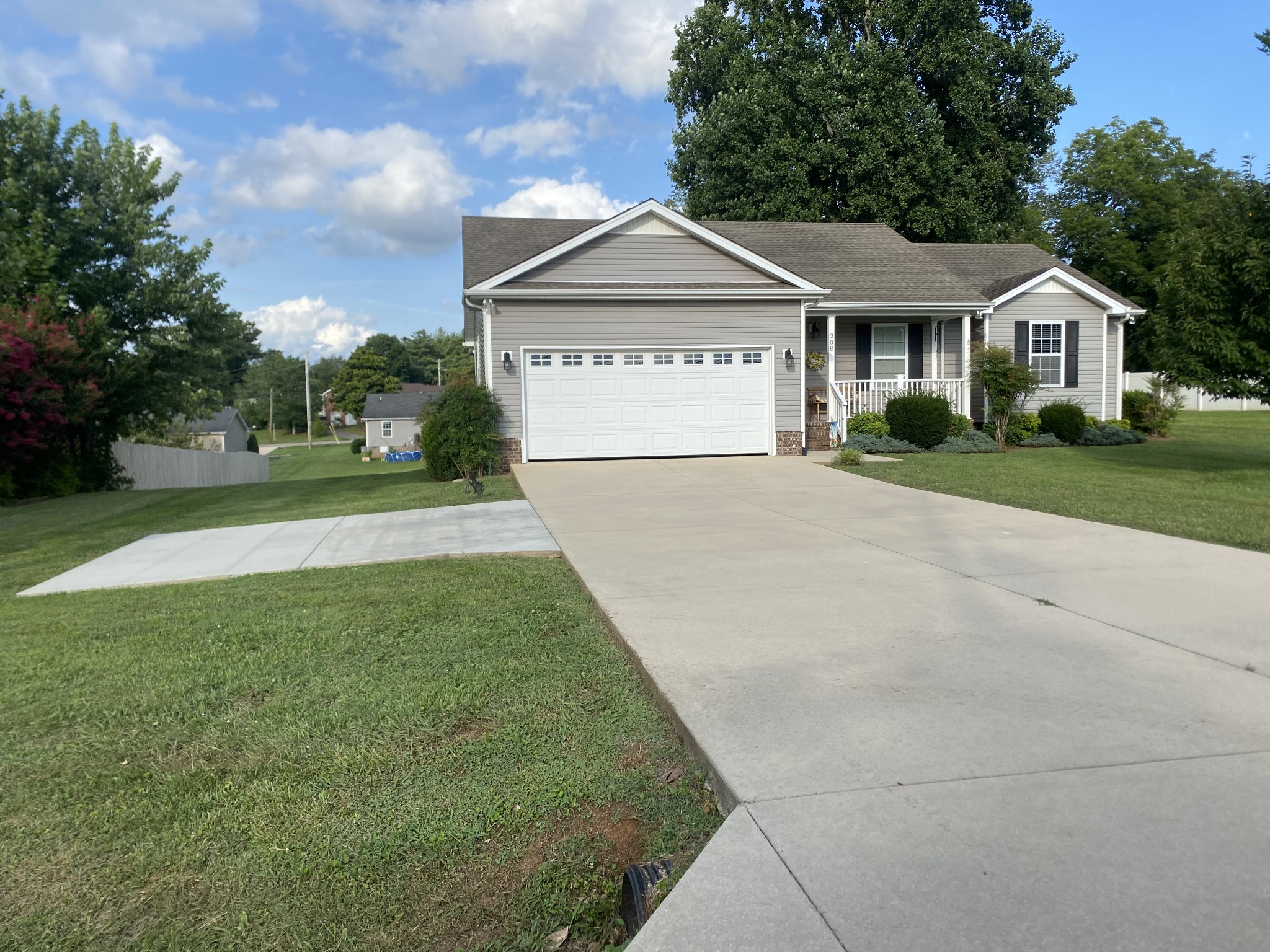208 Arrowhead Dr — photo