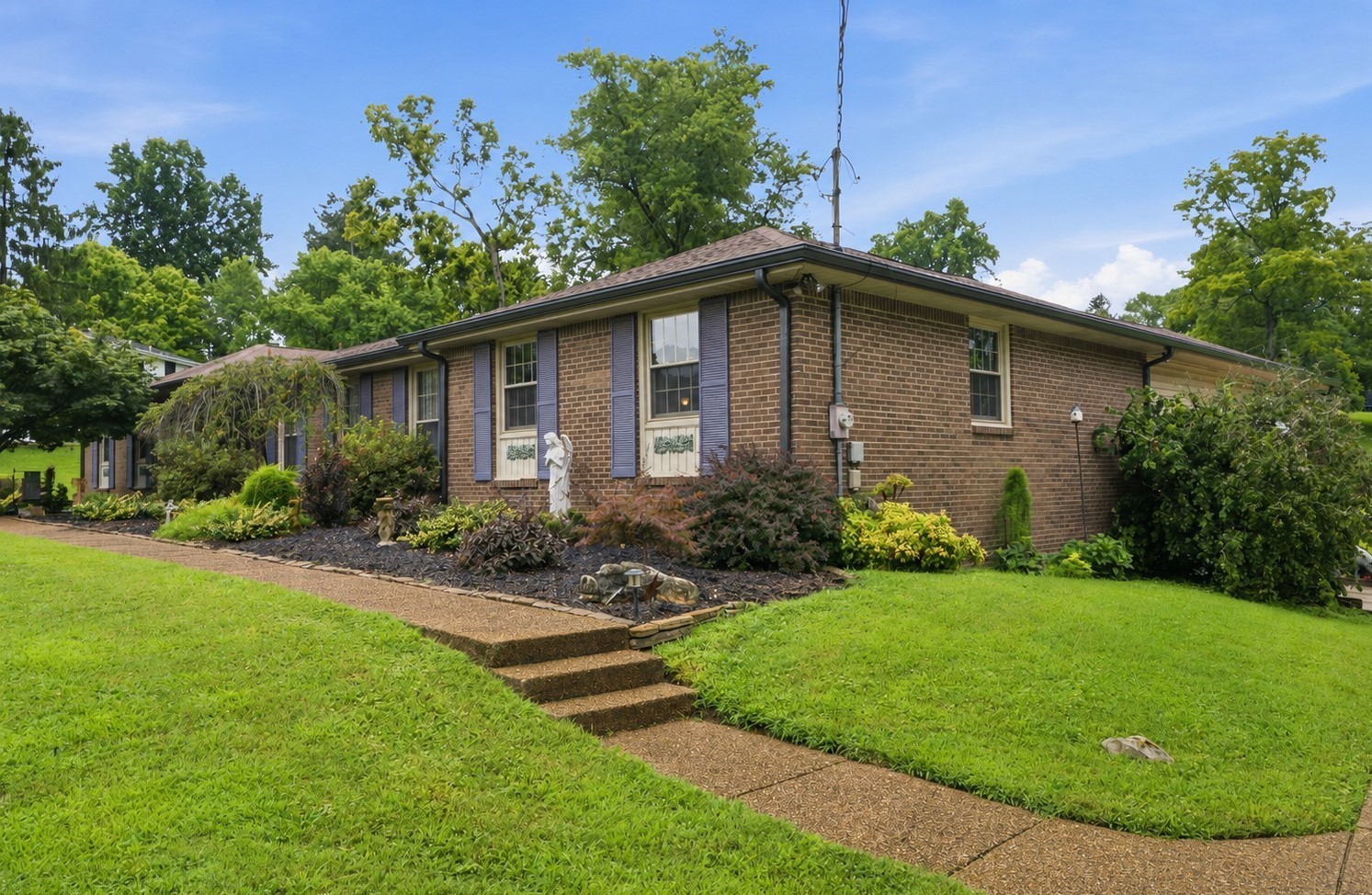 402 Ellington Dr — photo