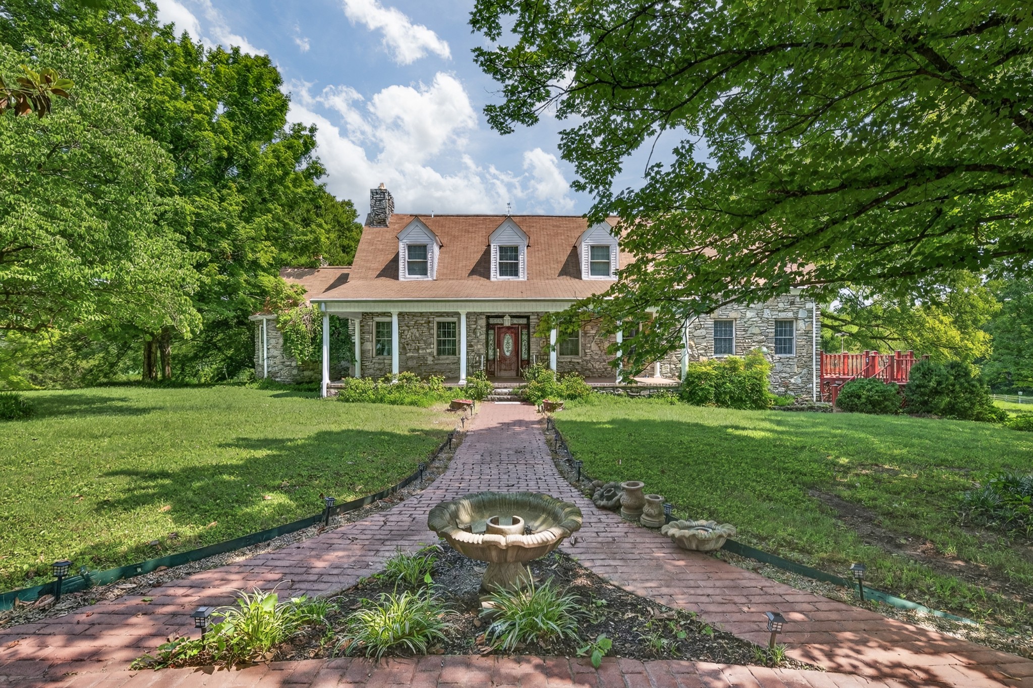 135 Clayton Ln — photo