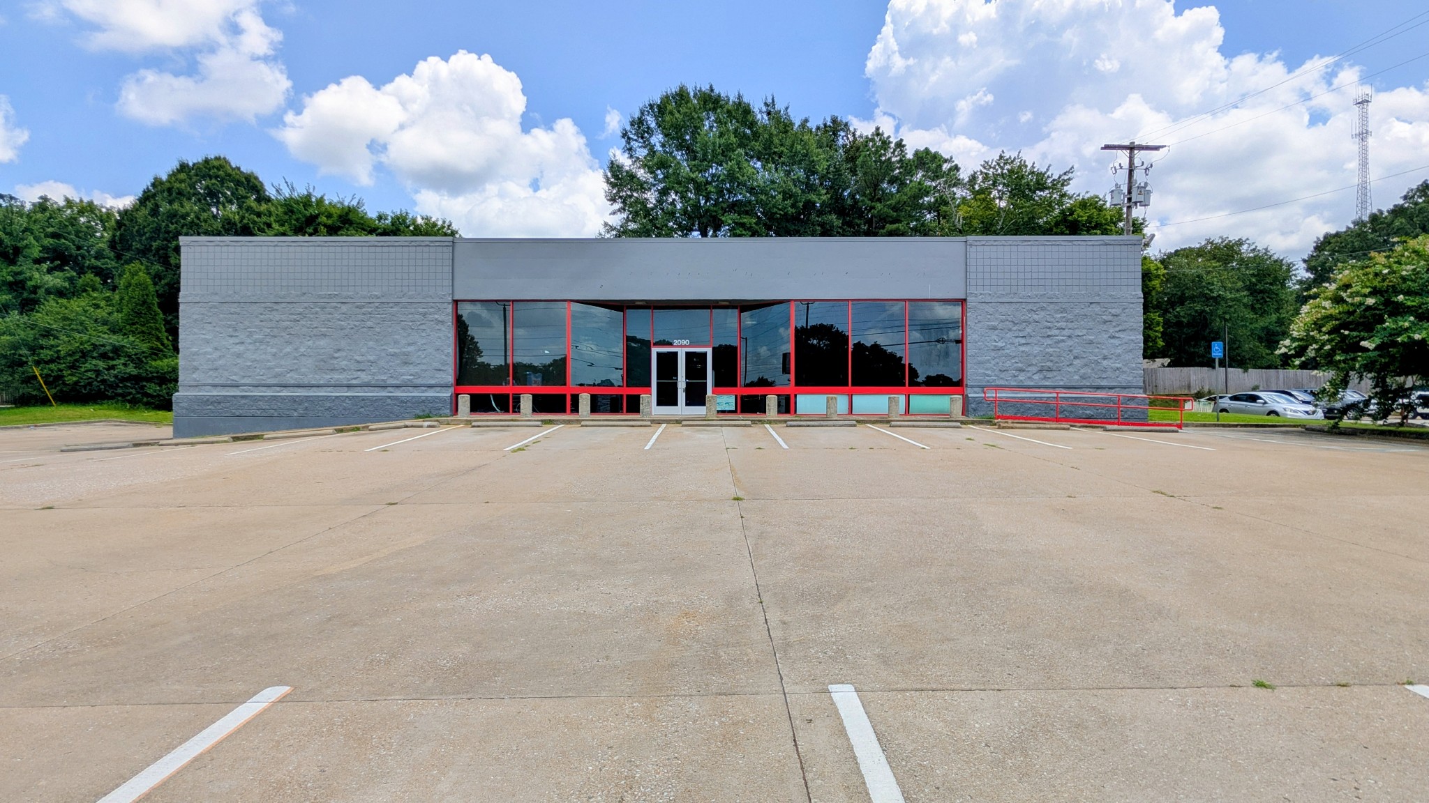 2090 N Highland Ave — photo