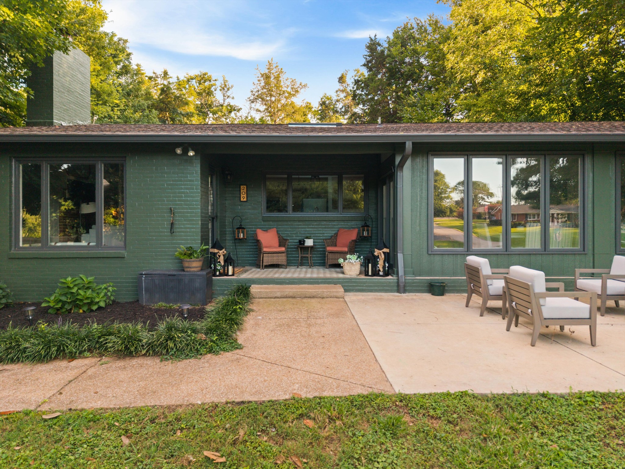 209 Woods Dr — photo
