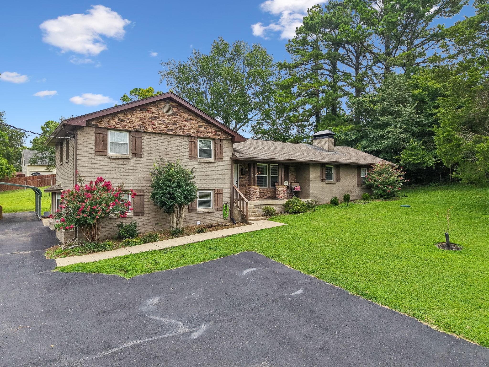 708 Glen Oaks Dr — photo