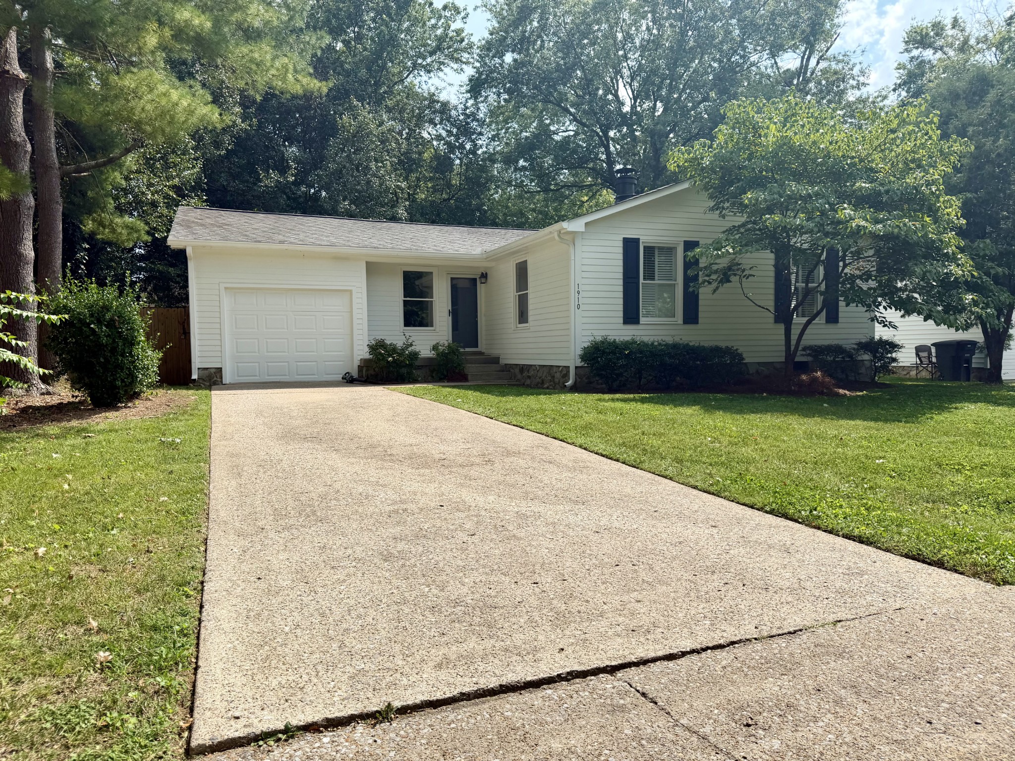 1910 Redbud Ct — photo
