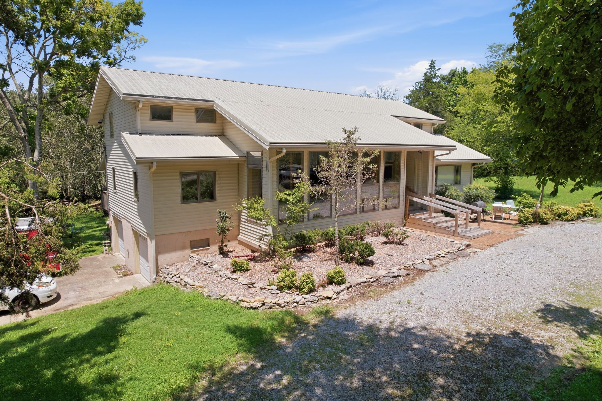 5052 John Hagar Rd — photo